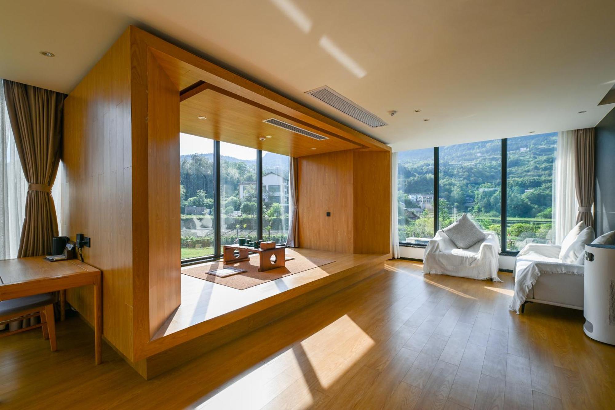 Deluxe Suite with Mountain View