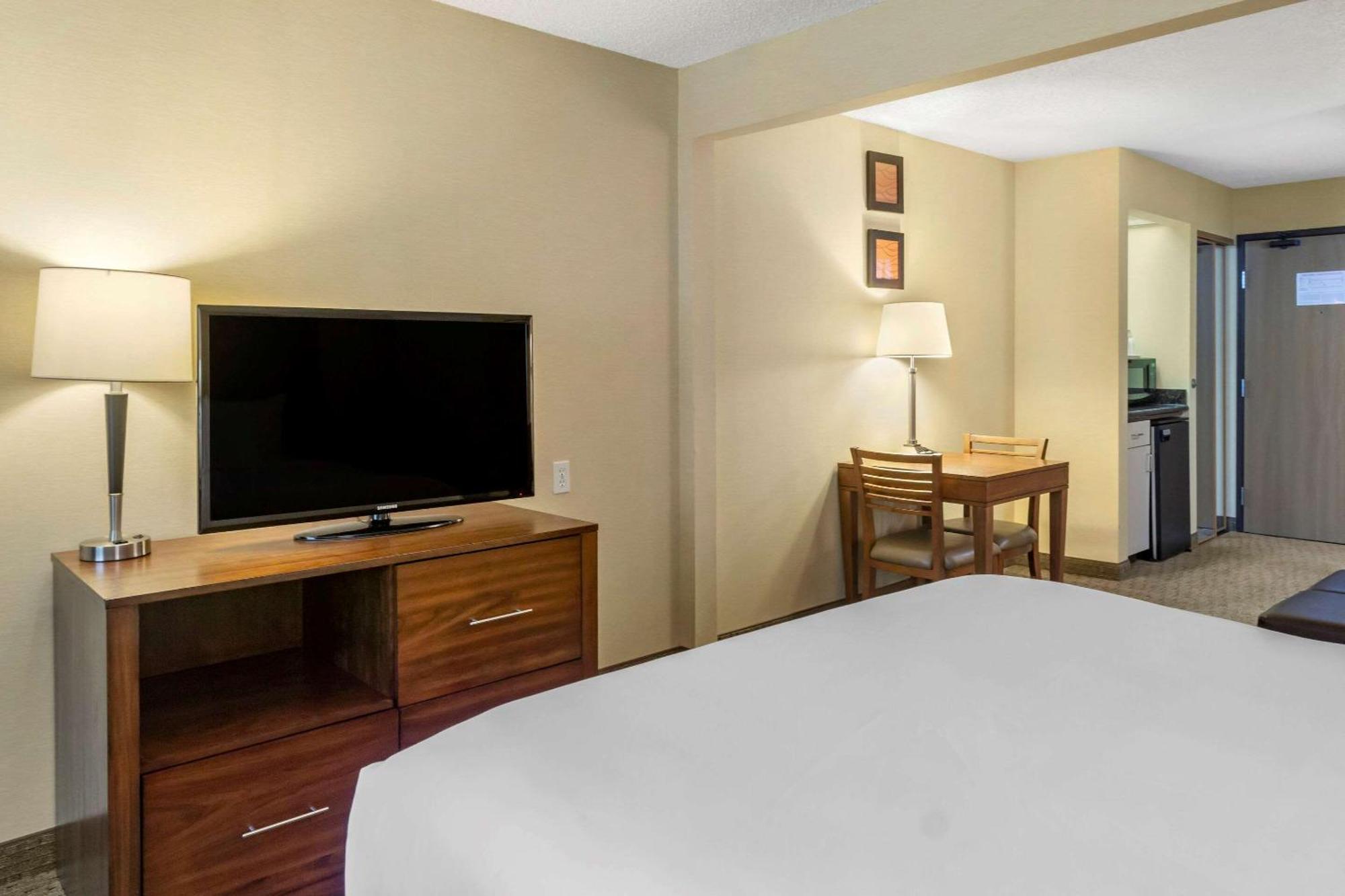 Queen Suite with Two Queen Beds - Non-Smoking