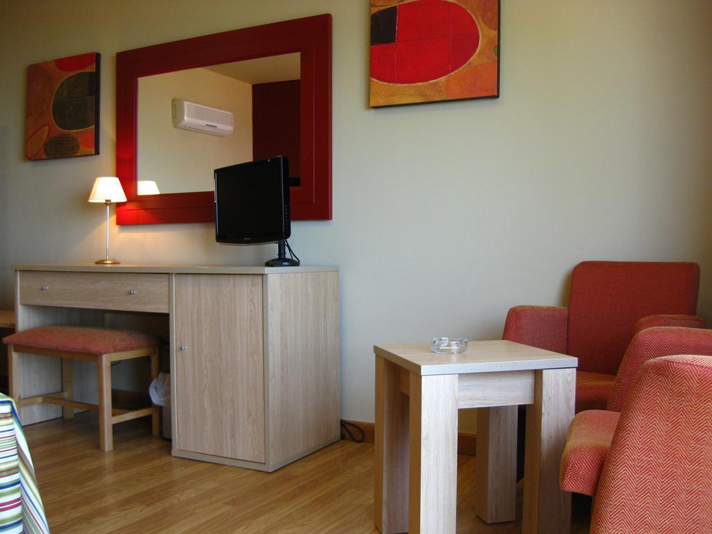 Family Room,15669041:JPEG