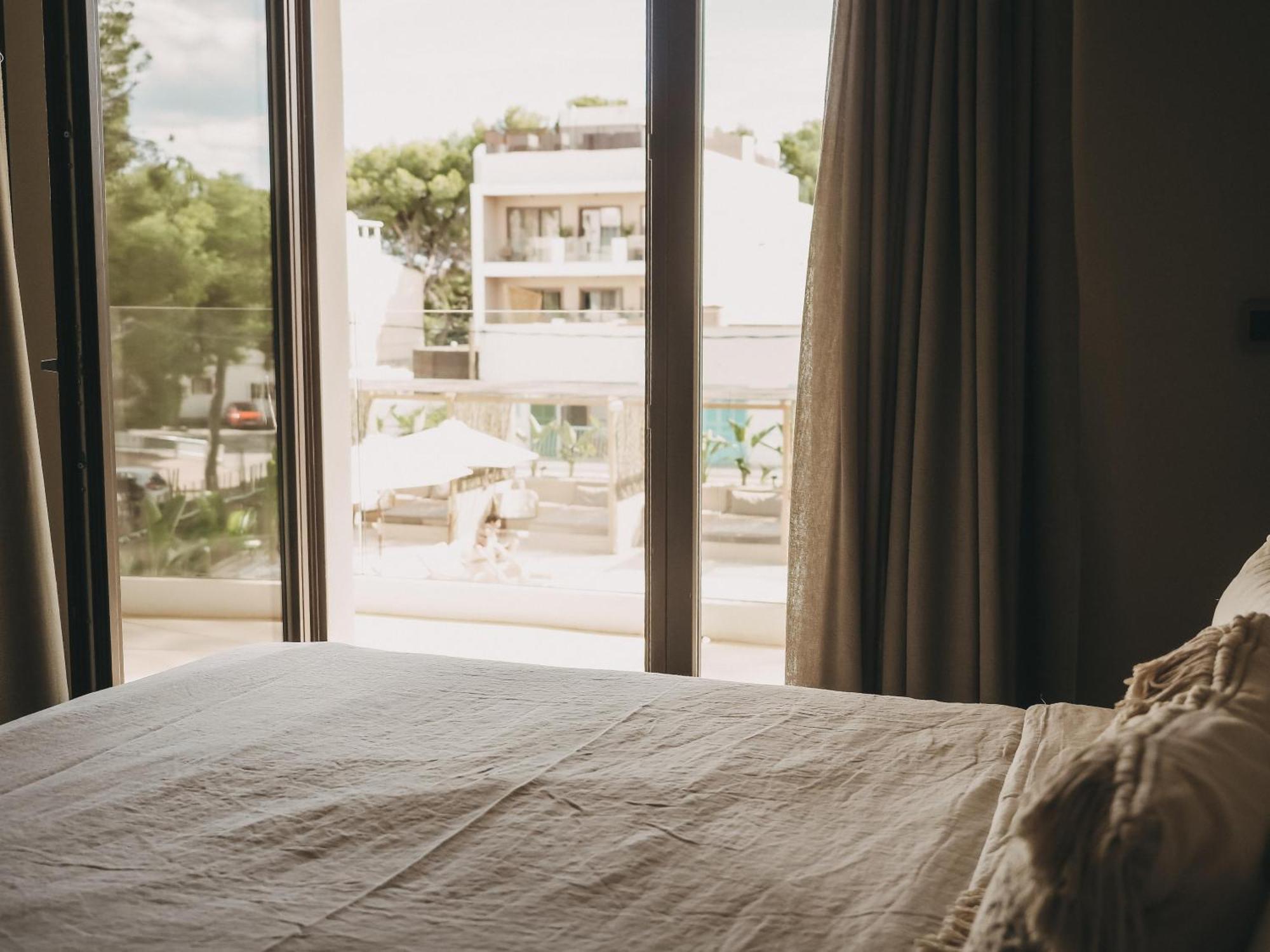 Deluxe Double Room Balcony,1562982637:JPEG