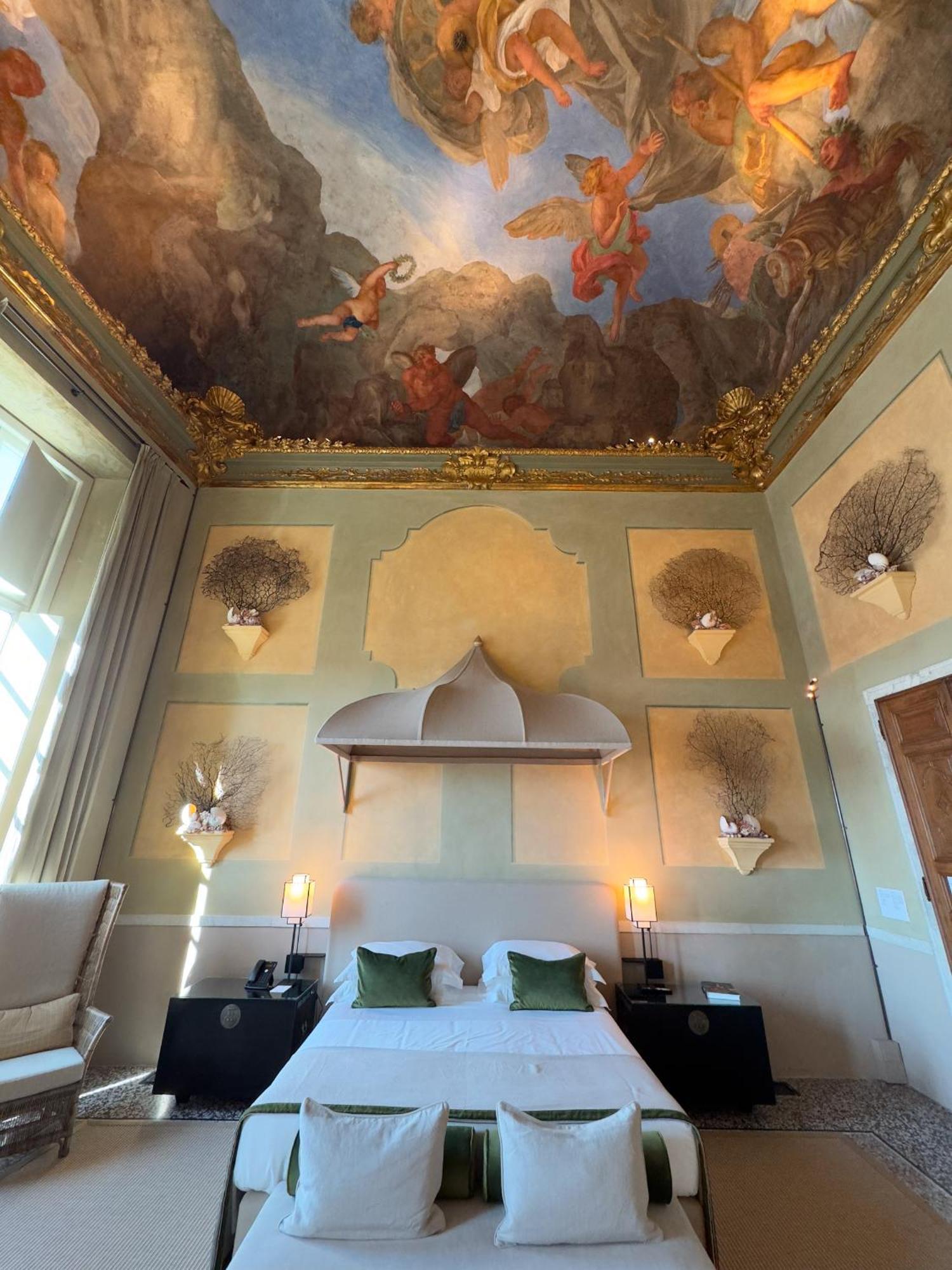 Executive Suite,1563838702:JPEG