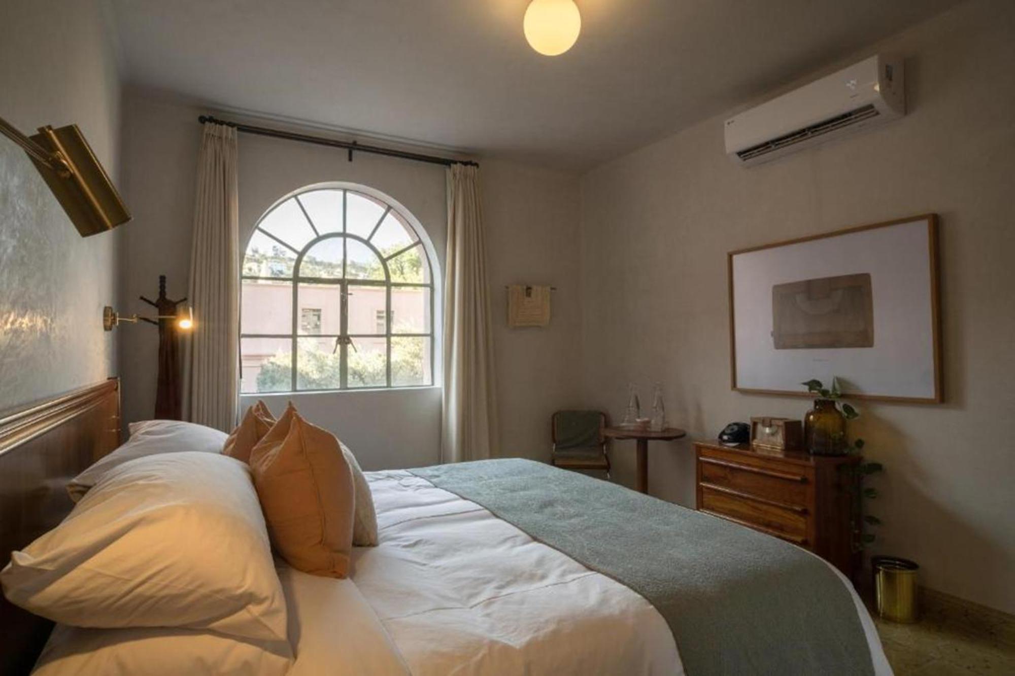 Deluxe King Room,1563880450:JPEG