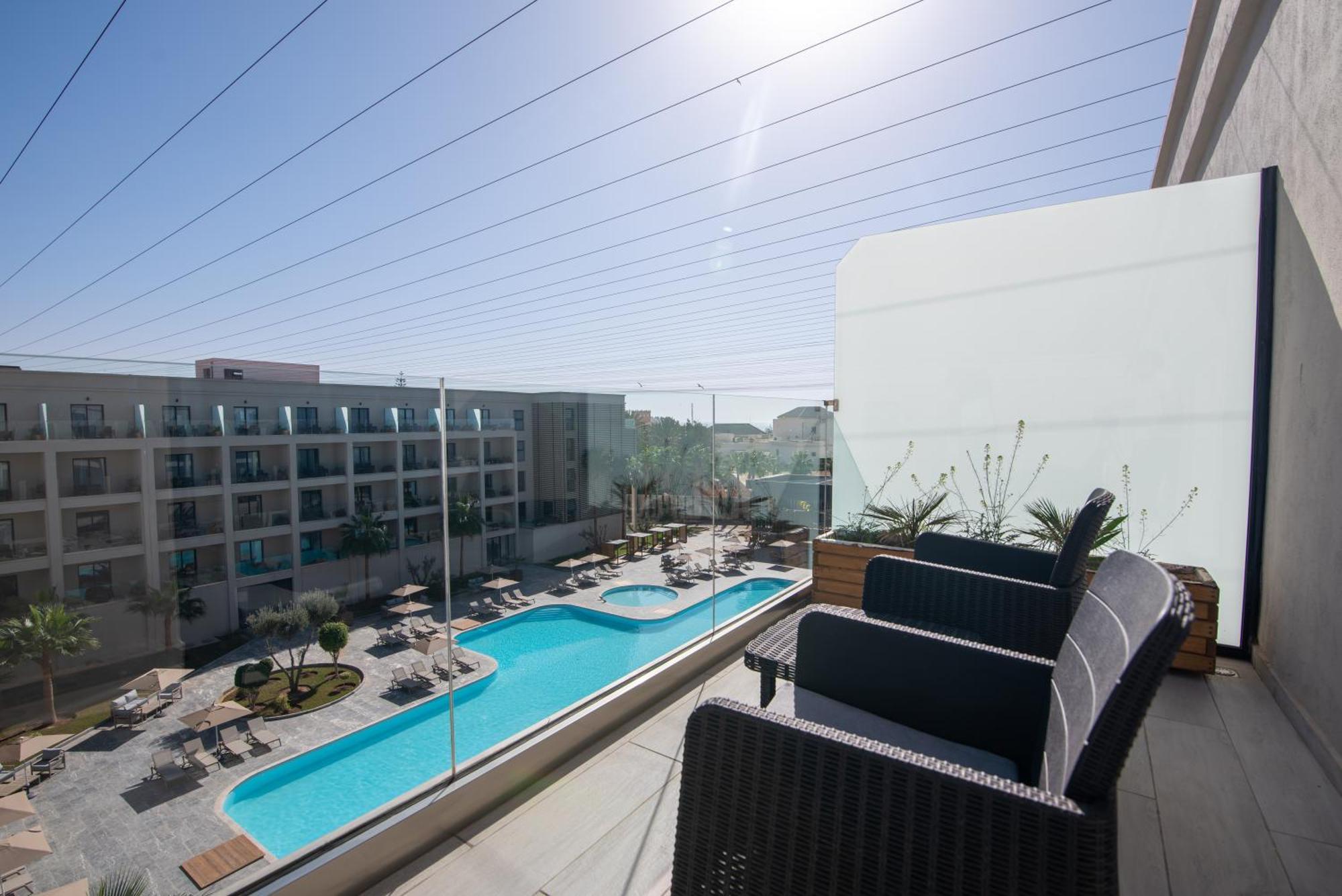 Chambre de Luxe - Vue sur Piscine