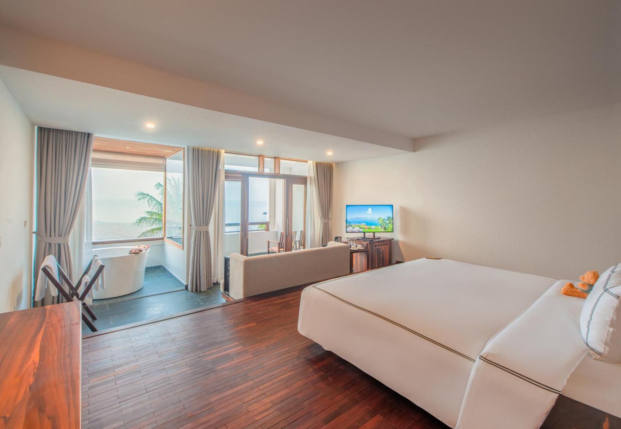 Premier Executive Ocean Suite - Free Sailing Tour