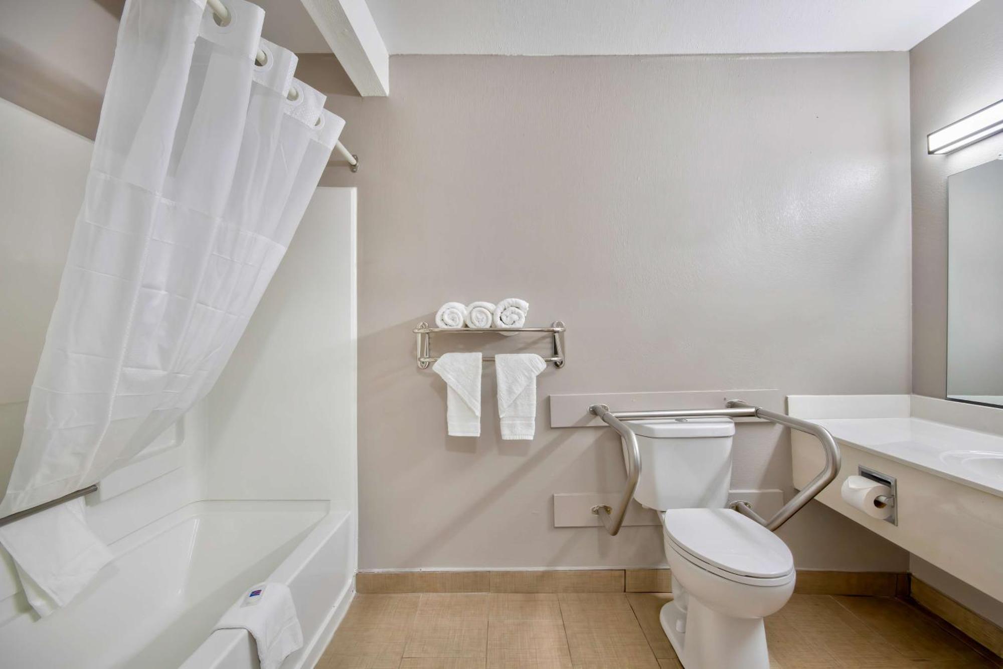 2 Queen Beds Mobility Accessible Tub Nsmk