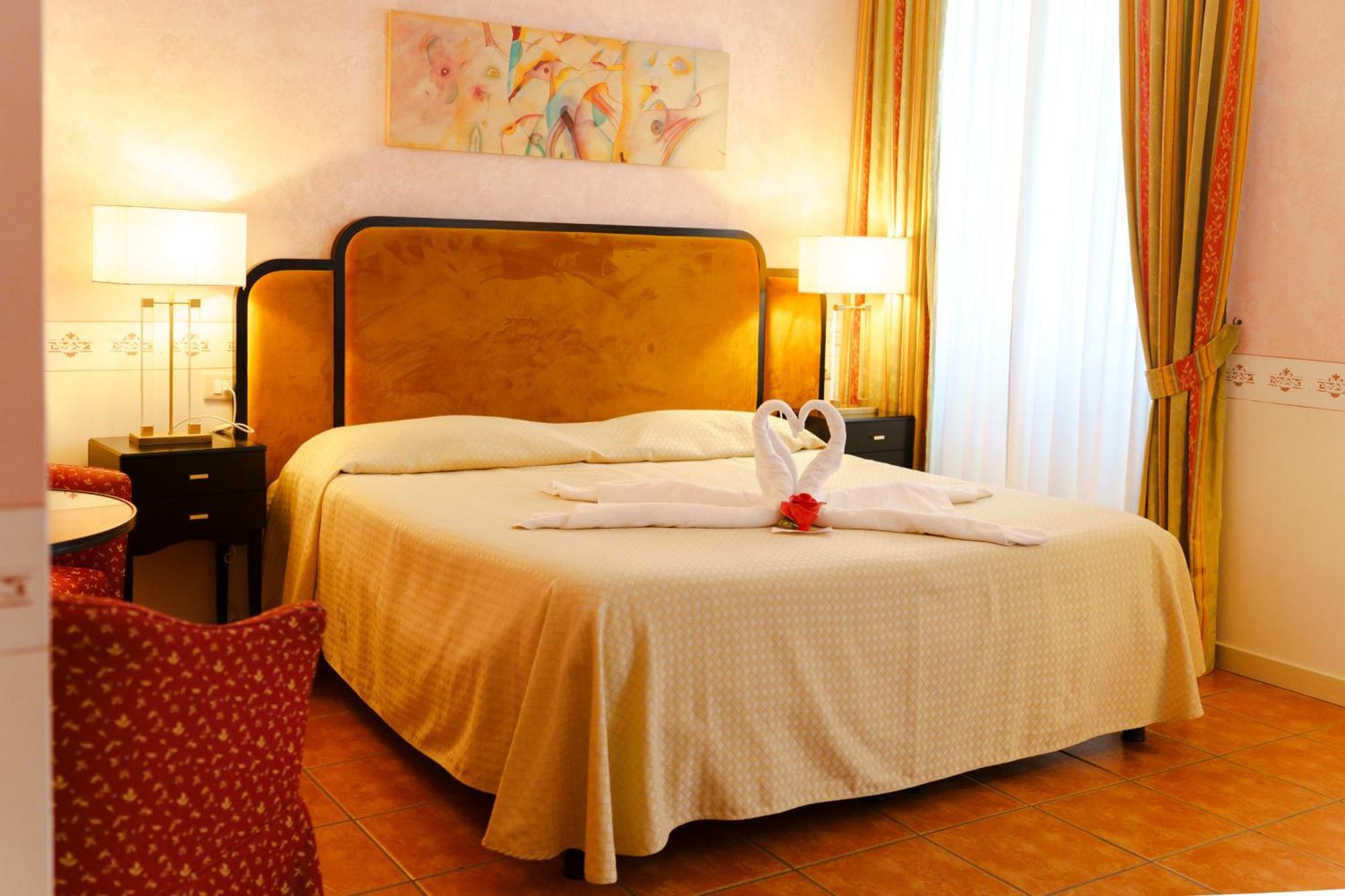 Zimmer mit Kingsize-Bett und Balkon