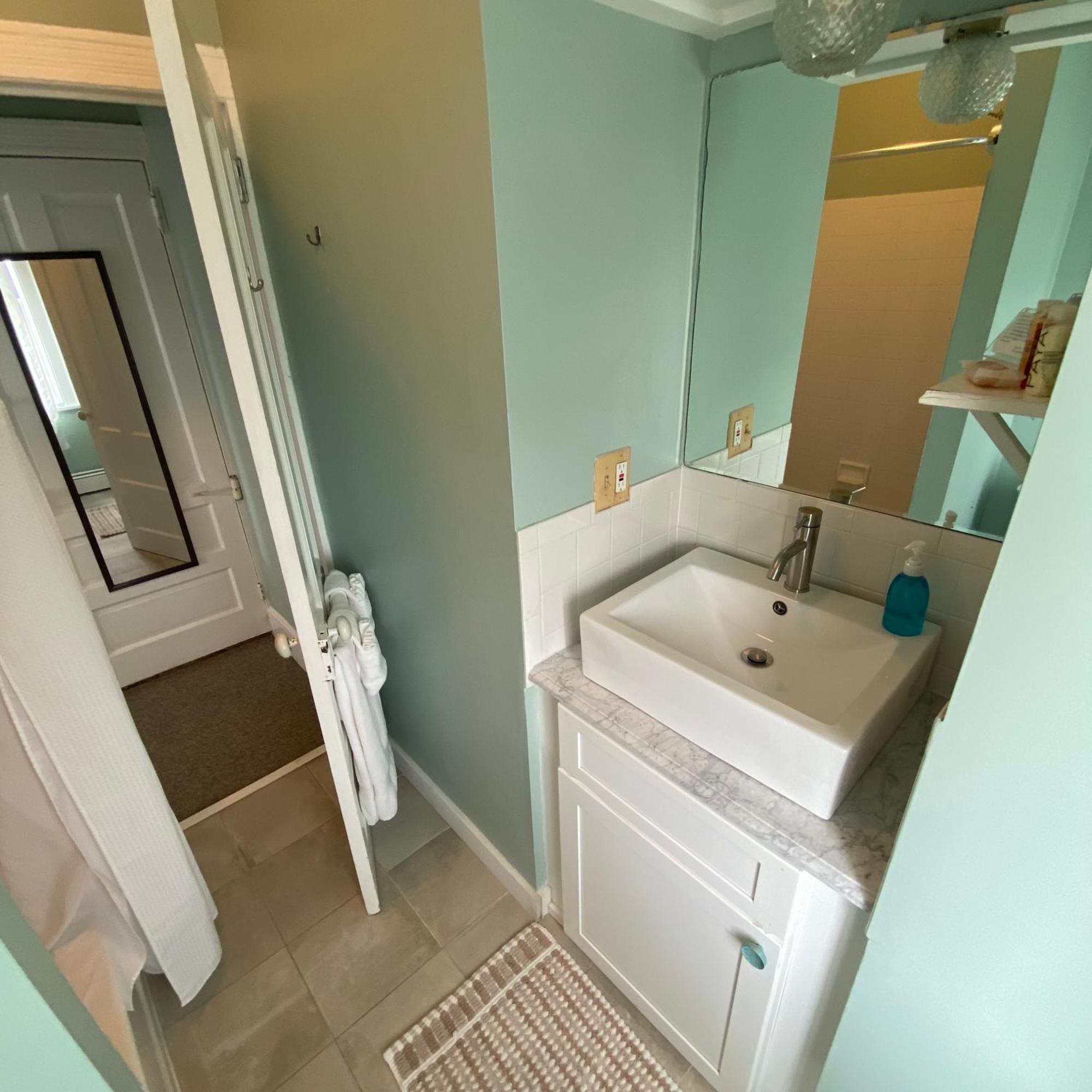 Queen Room,1576849265:JPEG