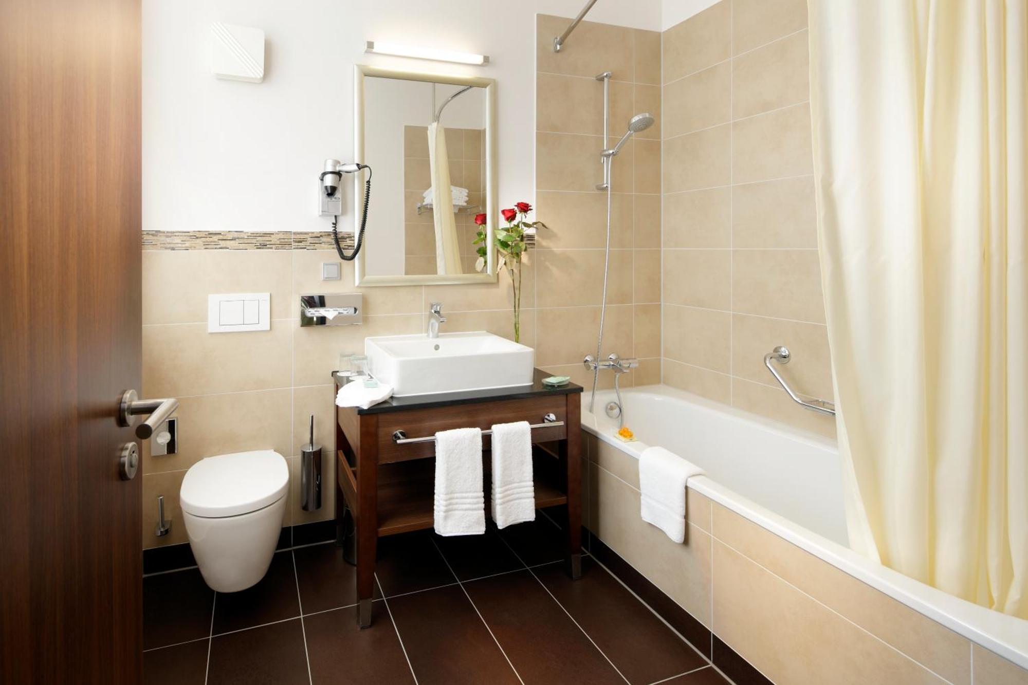 Suite, Lloyd Building