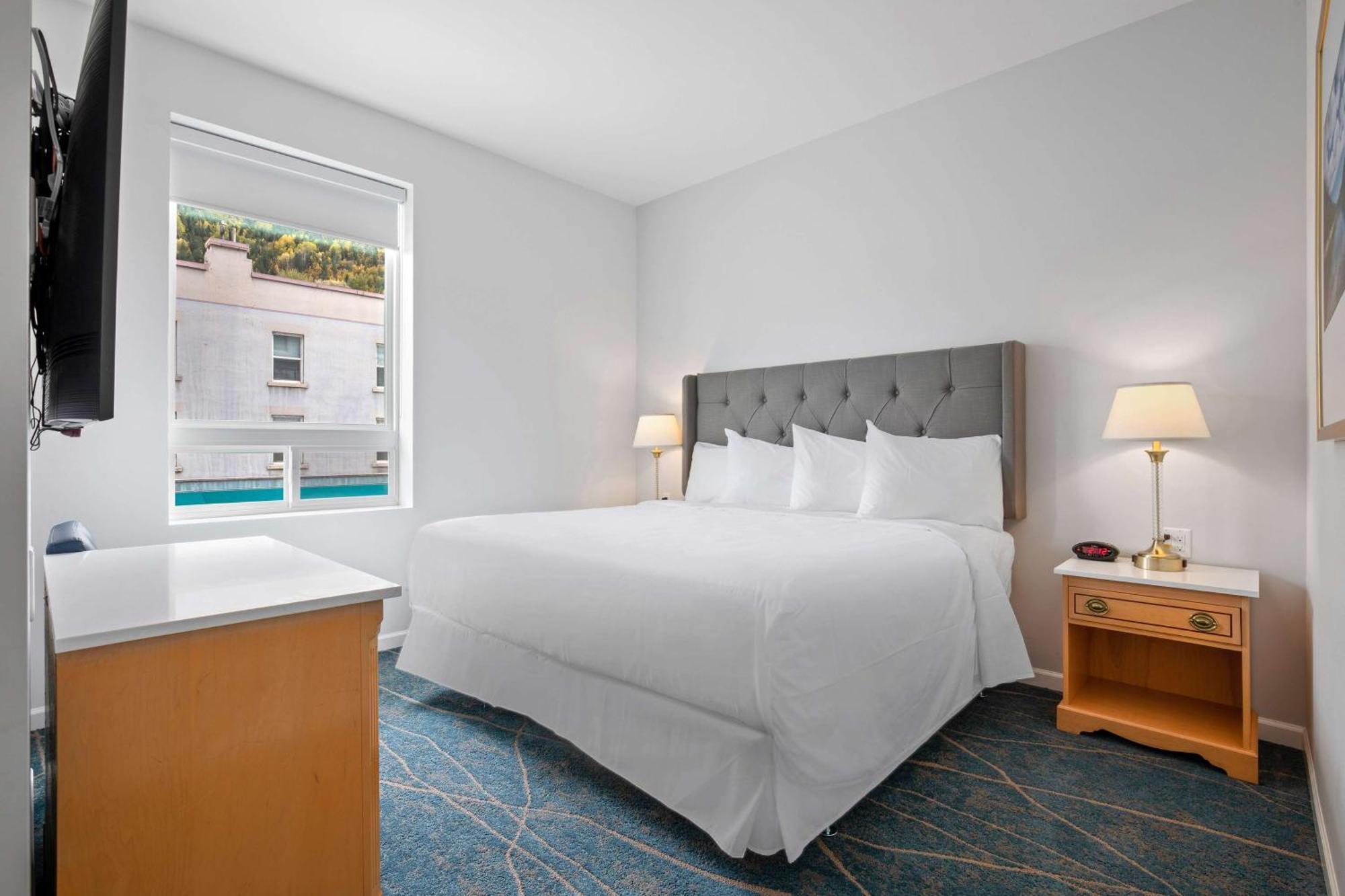 King Suite Bath Tub Sofa Bed Disability Access or Non-Smoking
