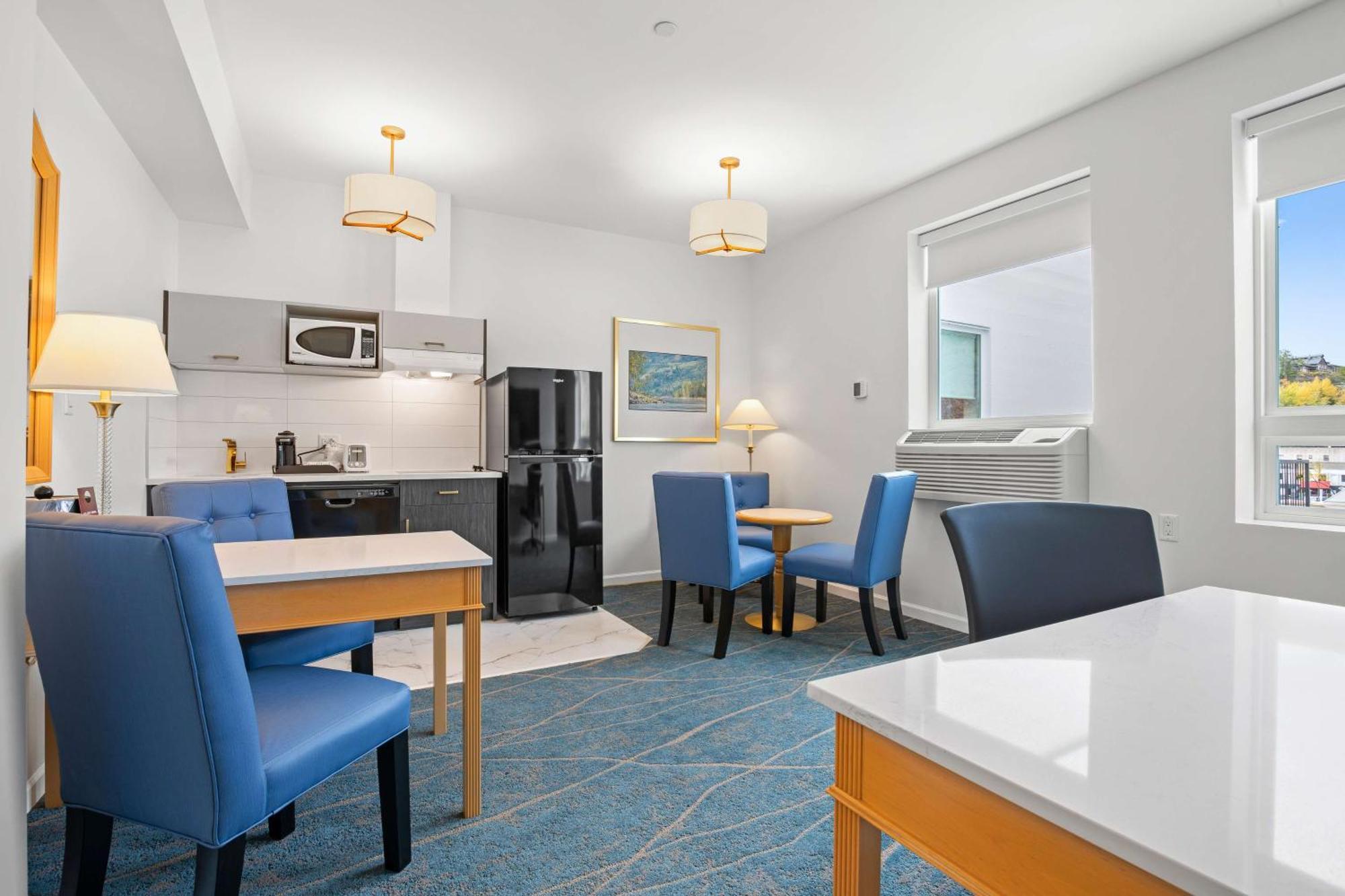 King Suite Two King Beds Kitchen Living Room Non-Smoking