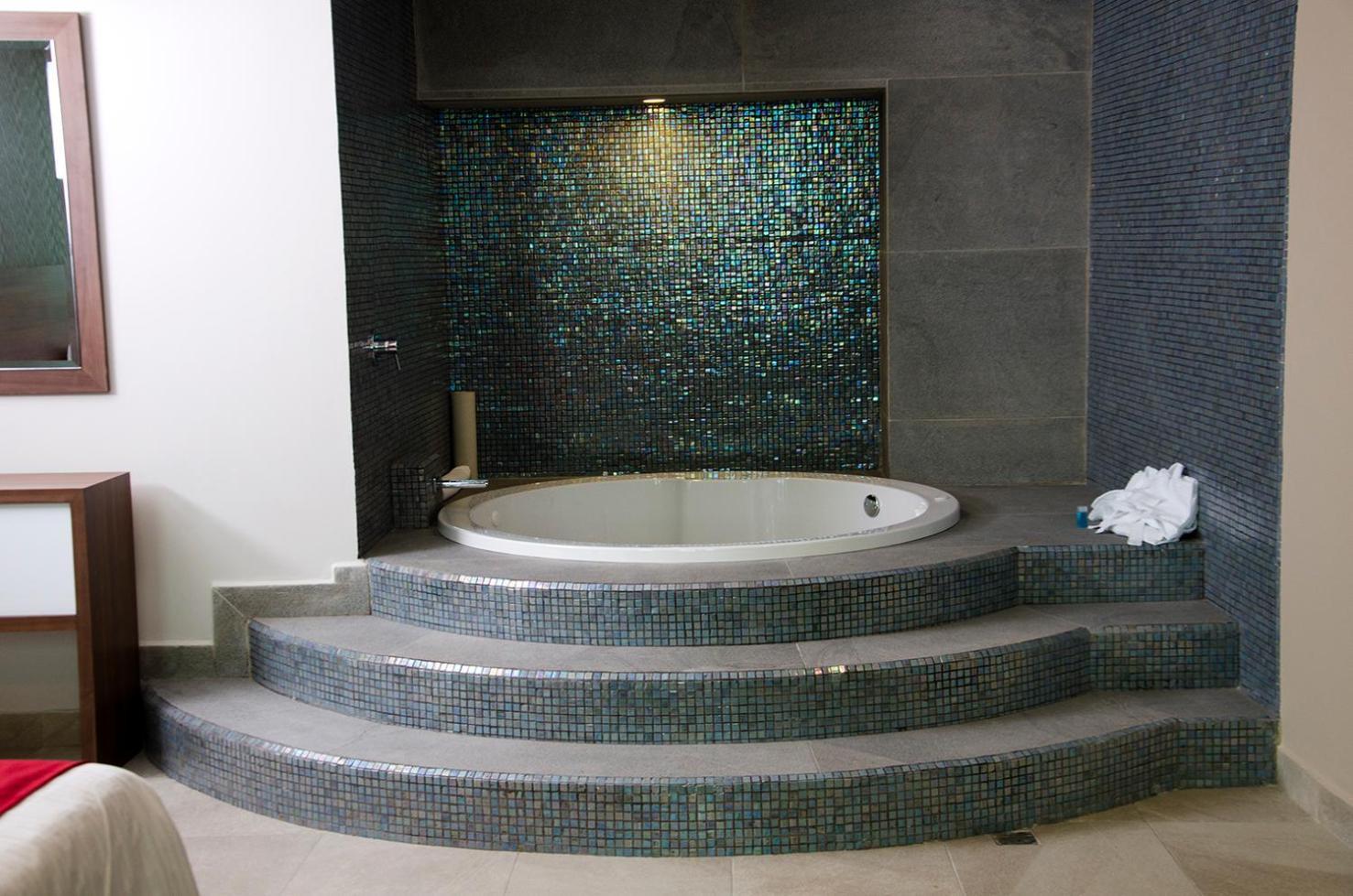 Deluxe Suite Spa Bath
