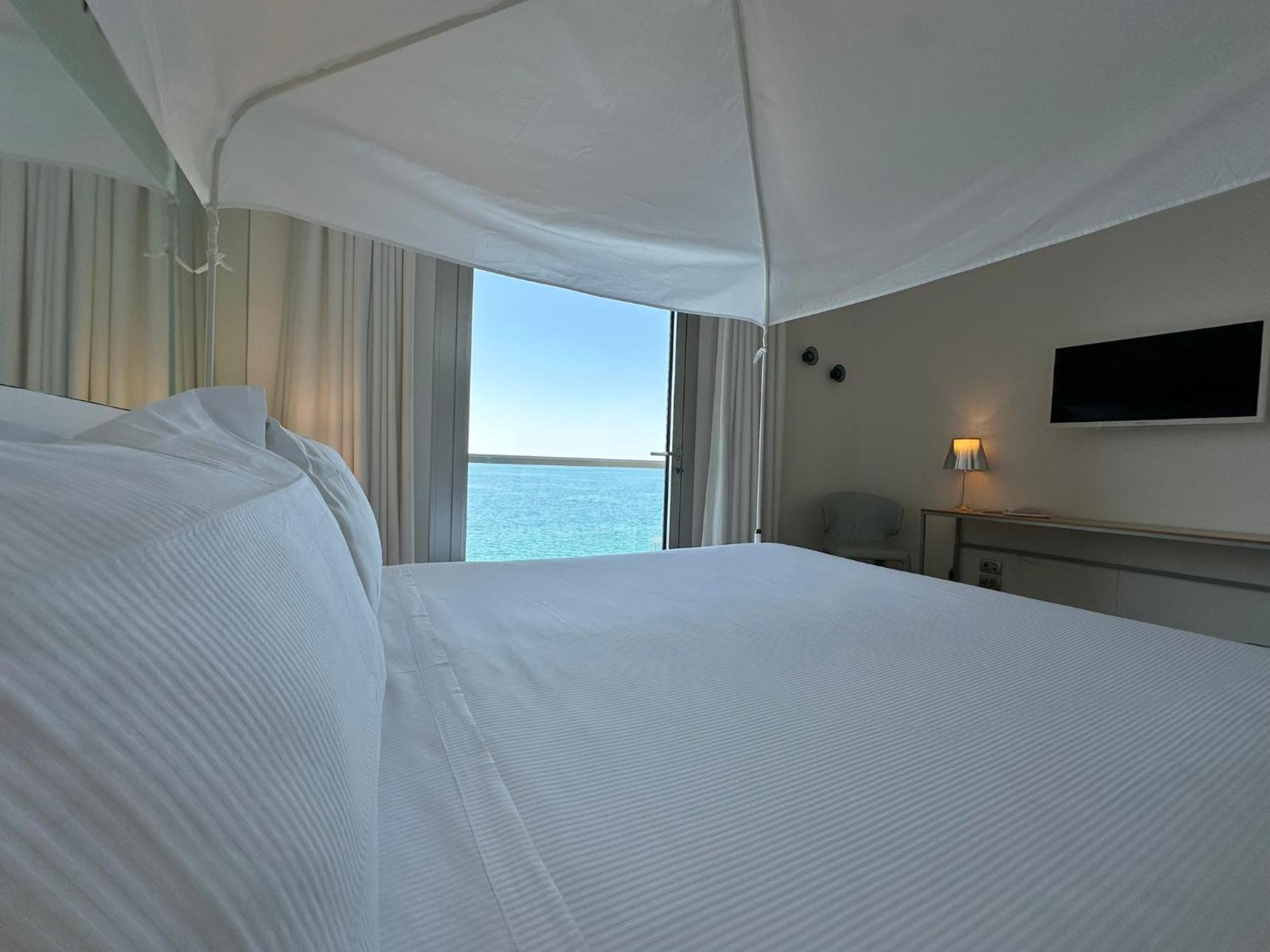 Double Room Poster Bed