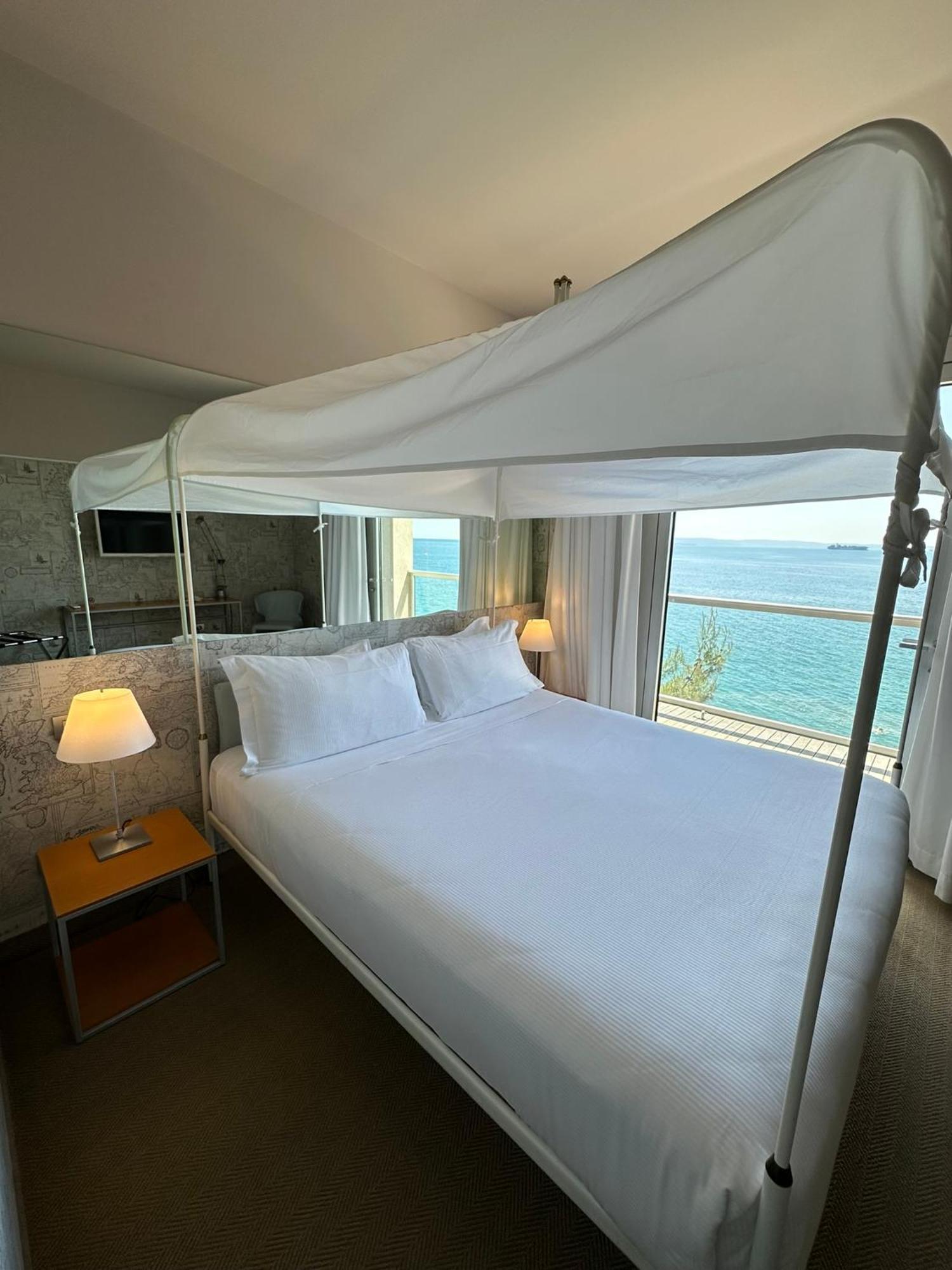 Double Room Poster Bed