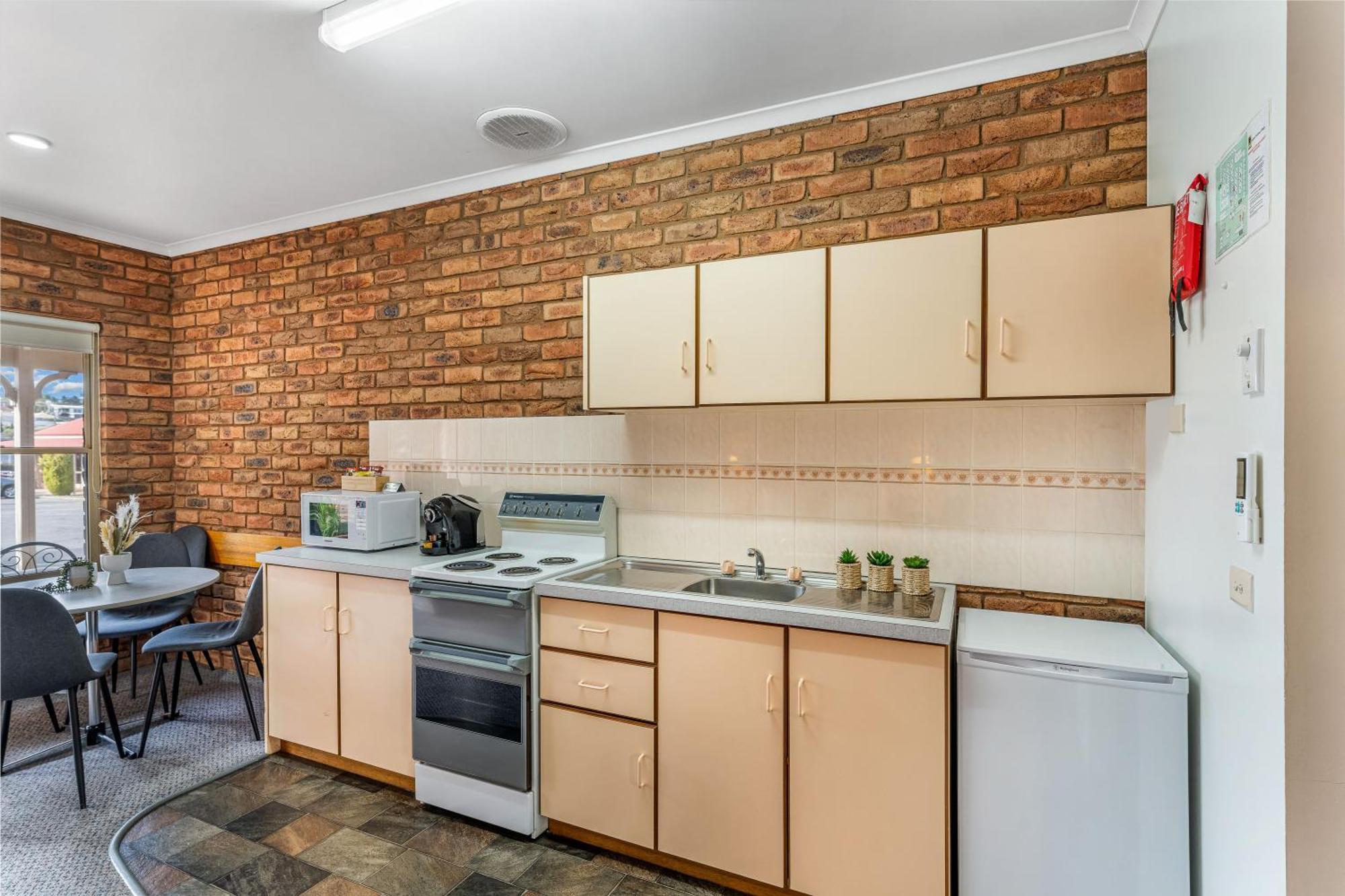 Standard Studio Unit (1BR) – 5B