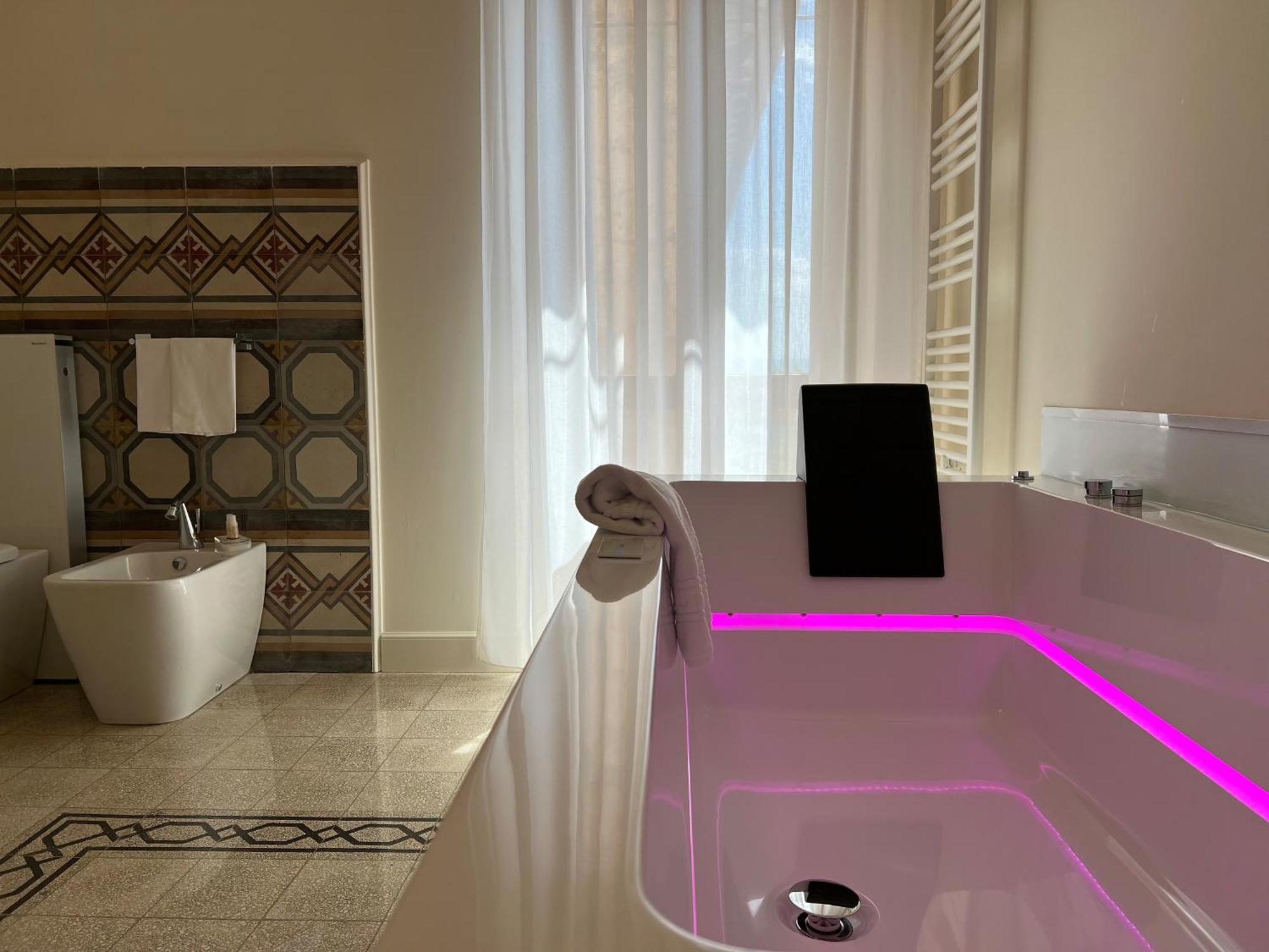 Executive Suite,1587549903:JPEG