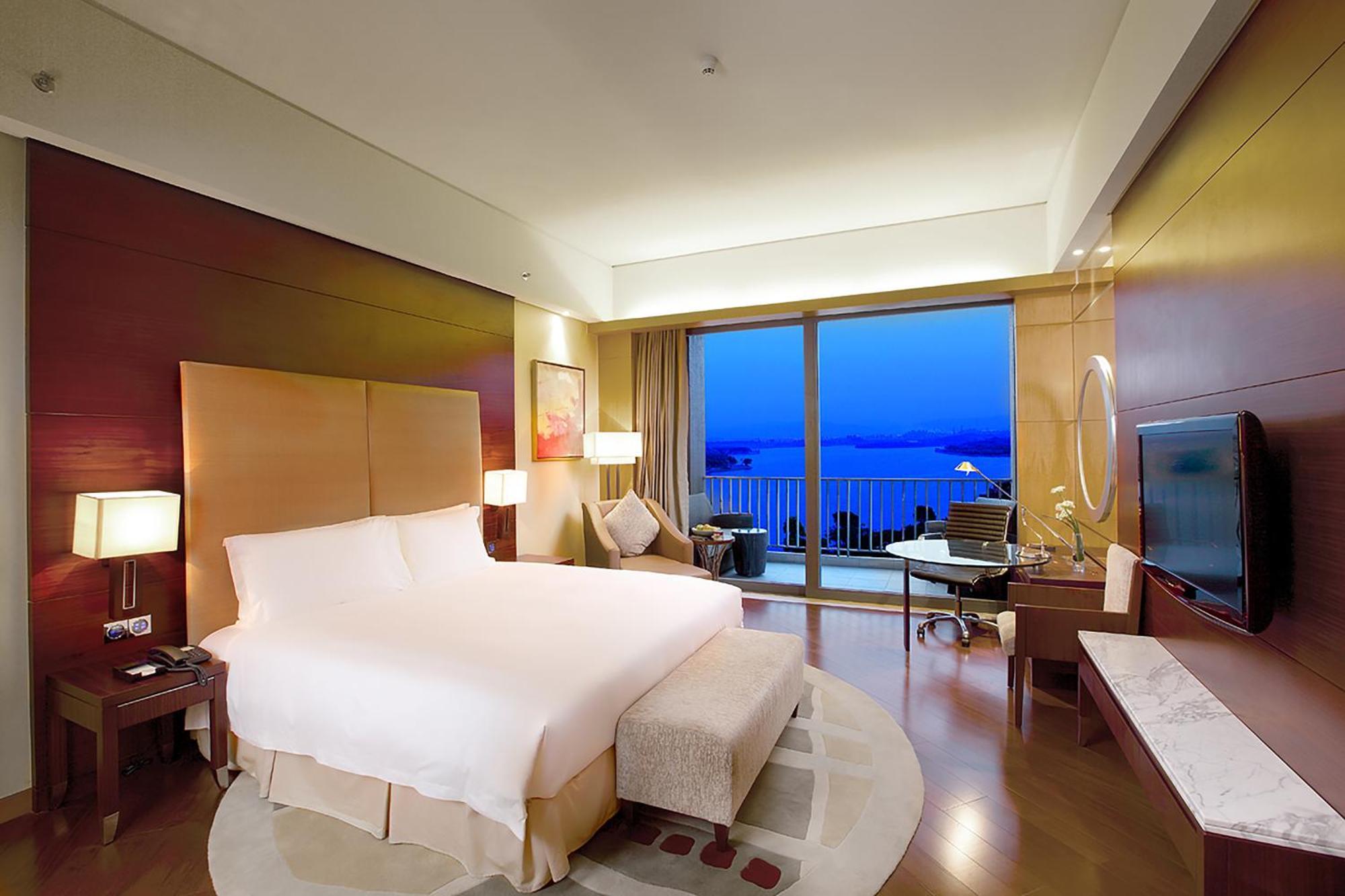King Room with Lake View - Club Access