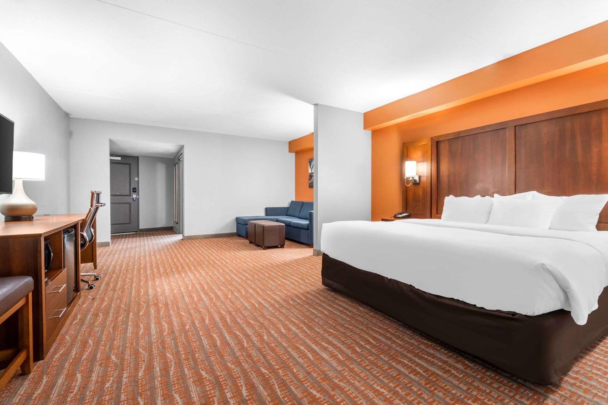 King Suite with City View - Accessible/Non-Smoking