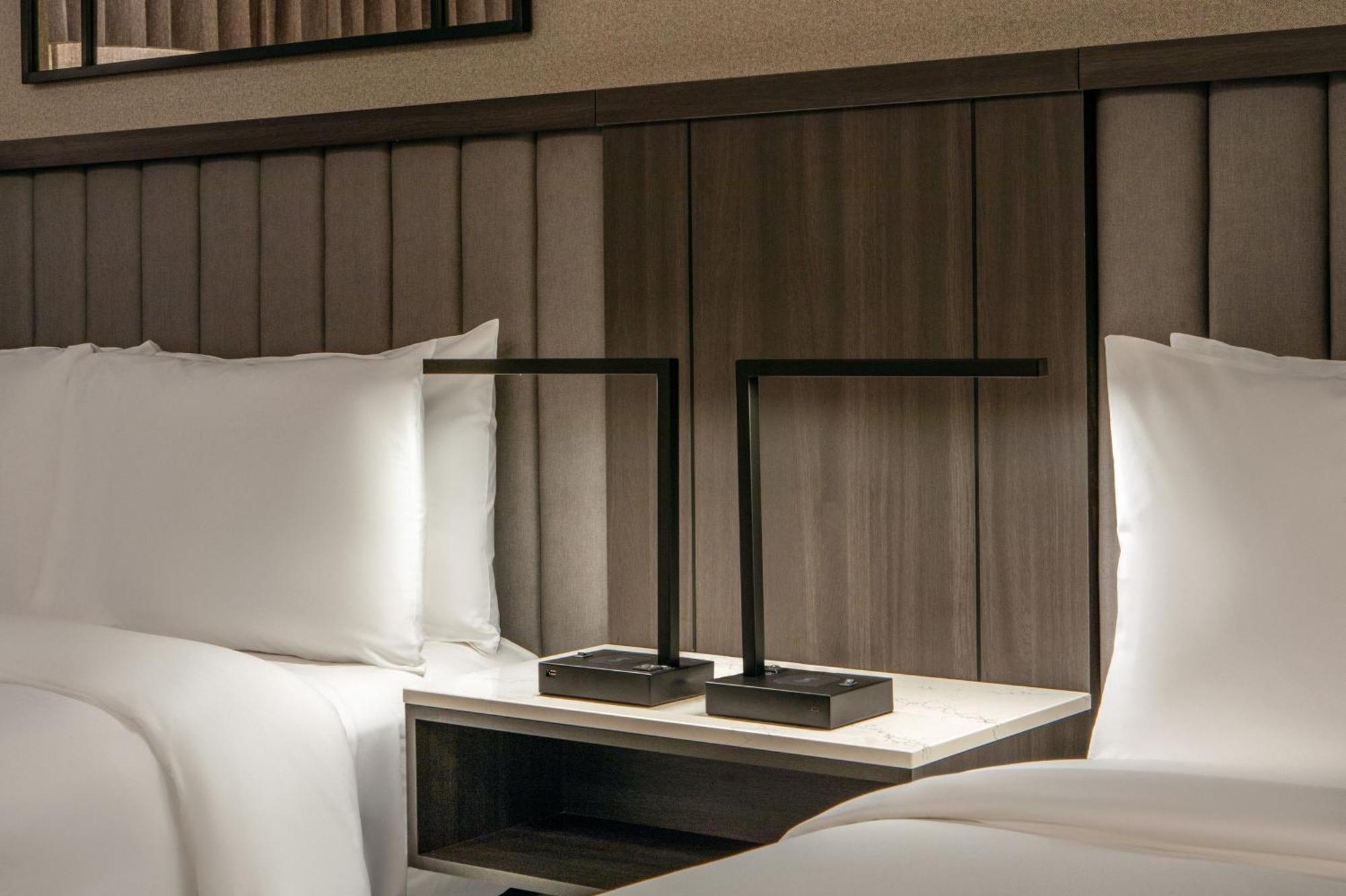 Corner Queen Room