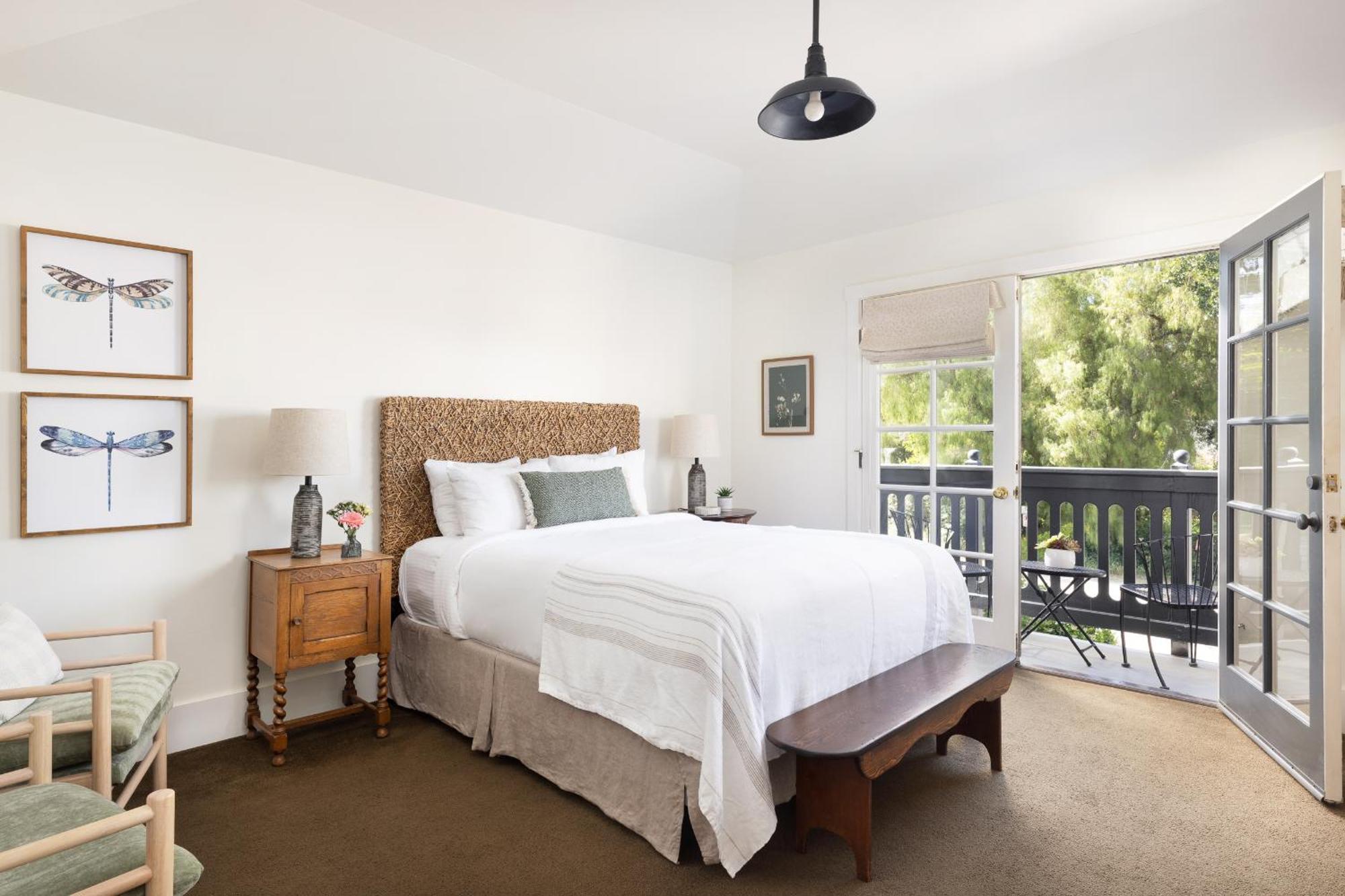 Deluxe Queen Room,1595415321:JPEG