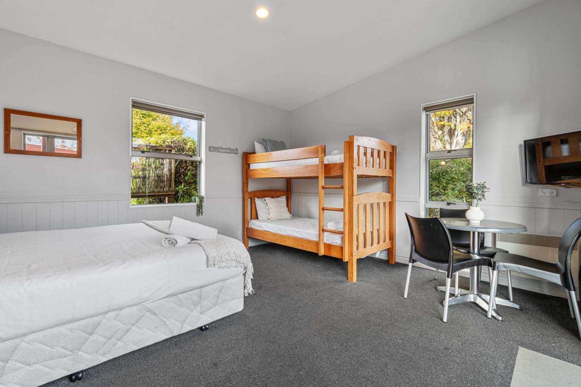 Family Cabin - Queen and Bunks