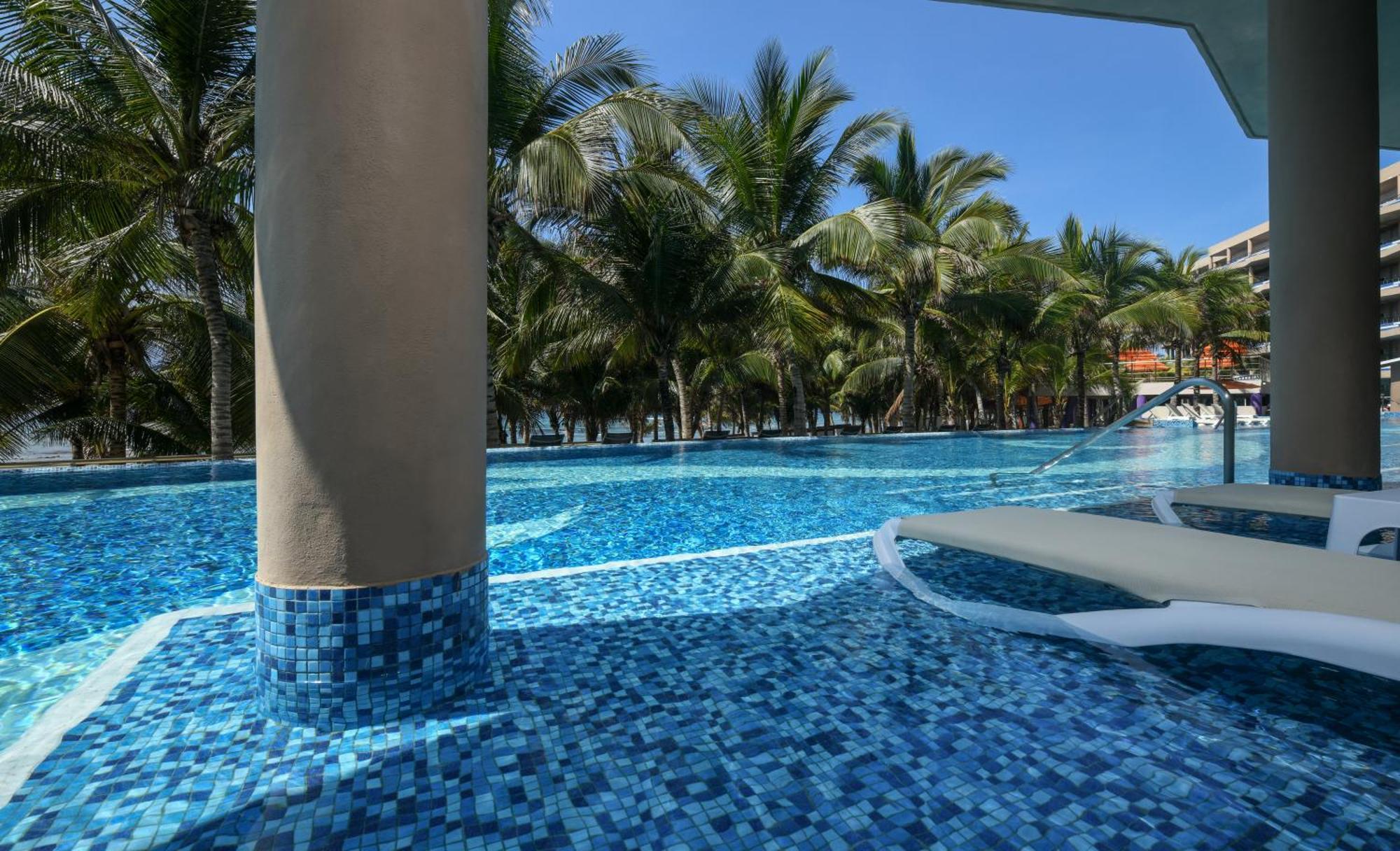 Oceanfront Pool Swim Up Suite,1600215438:JPEG