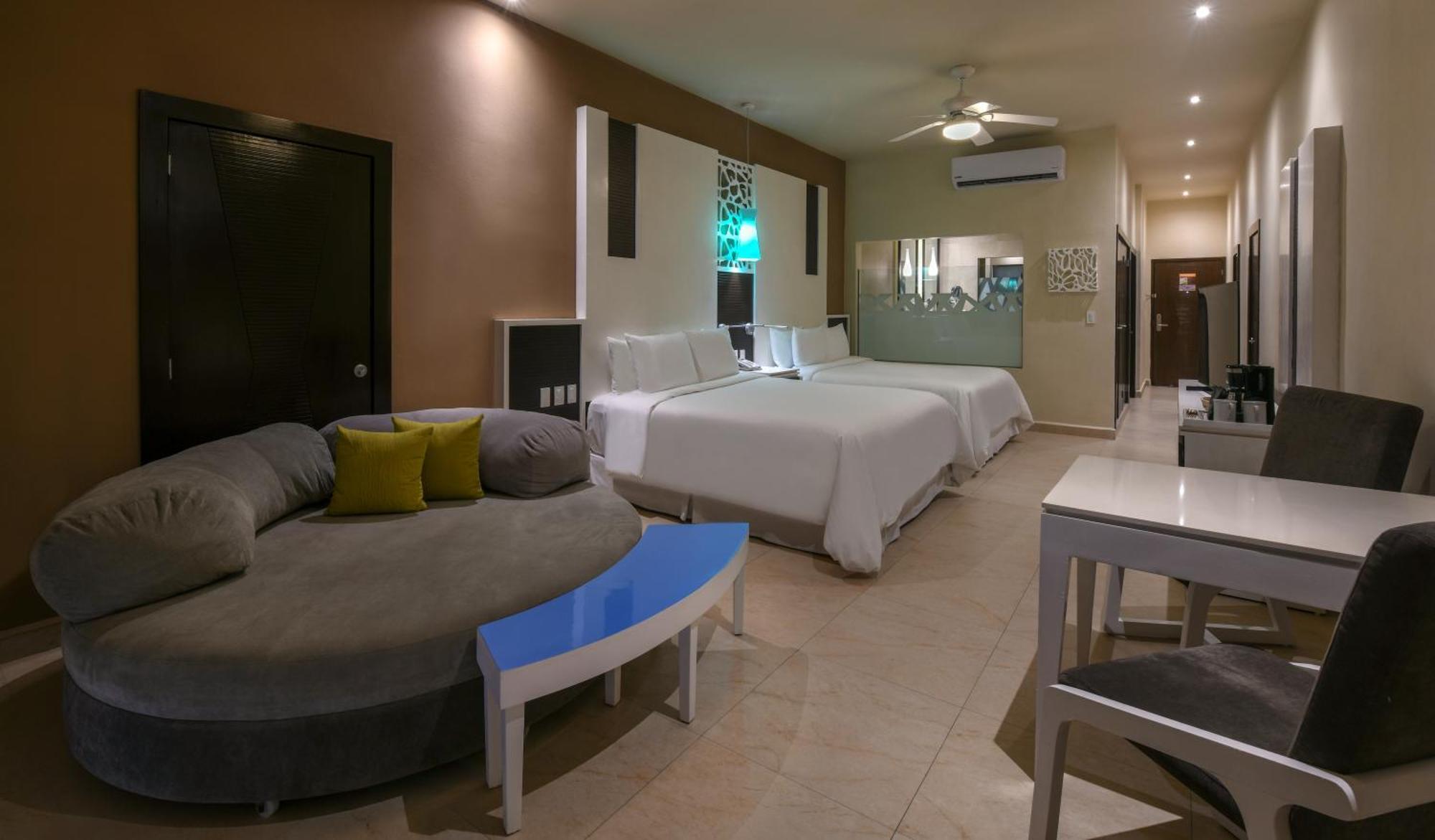 Oceanfront Swim up Suite,1600215453:JPEG