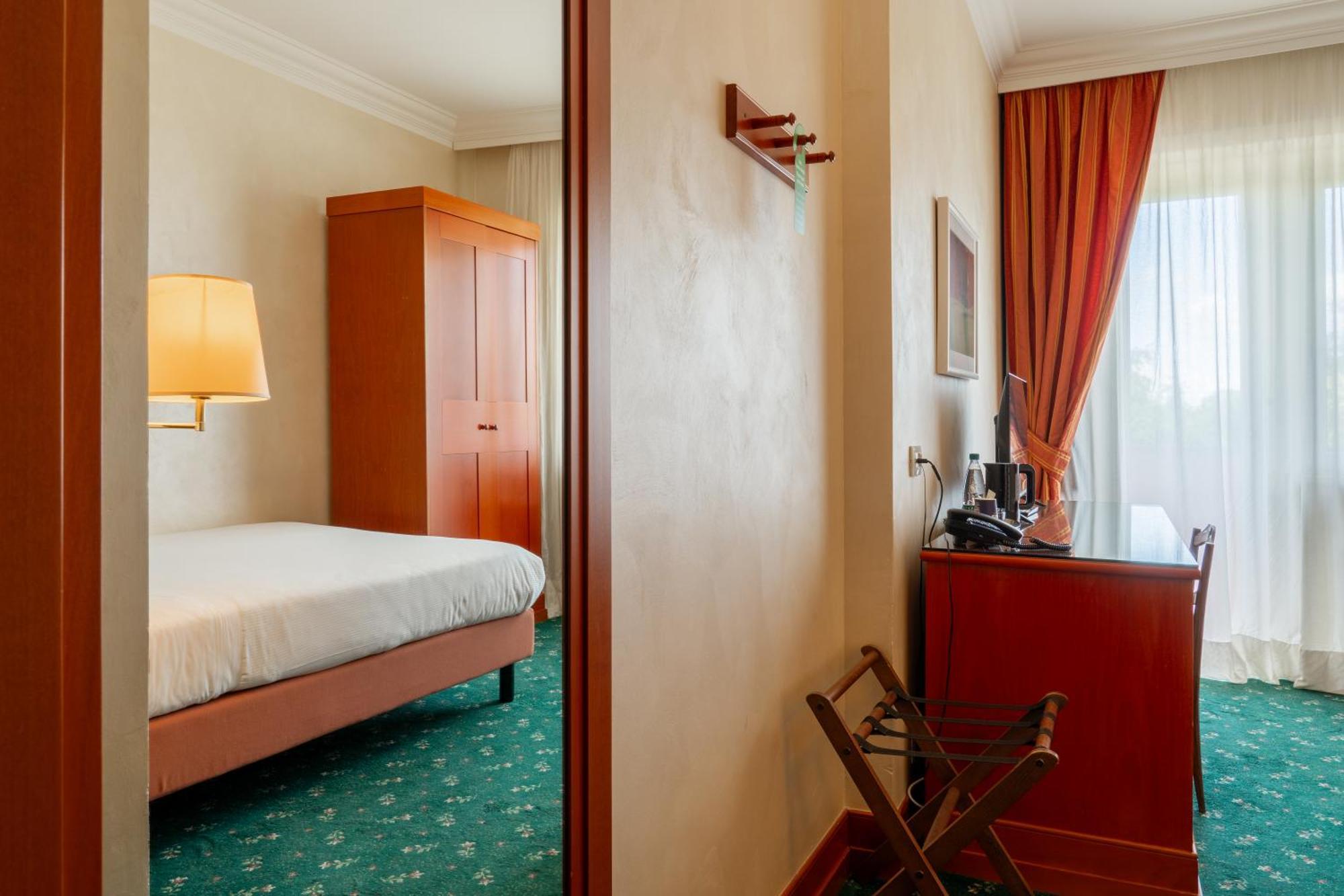 Deluxe Room,1600216407:JPEG