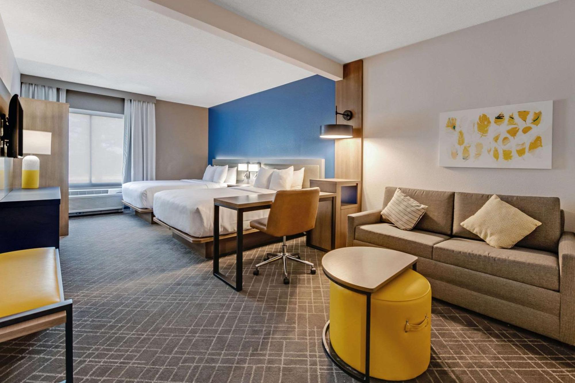 Double Suite with Two Double Beds - Non-Smoking