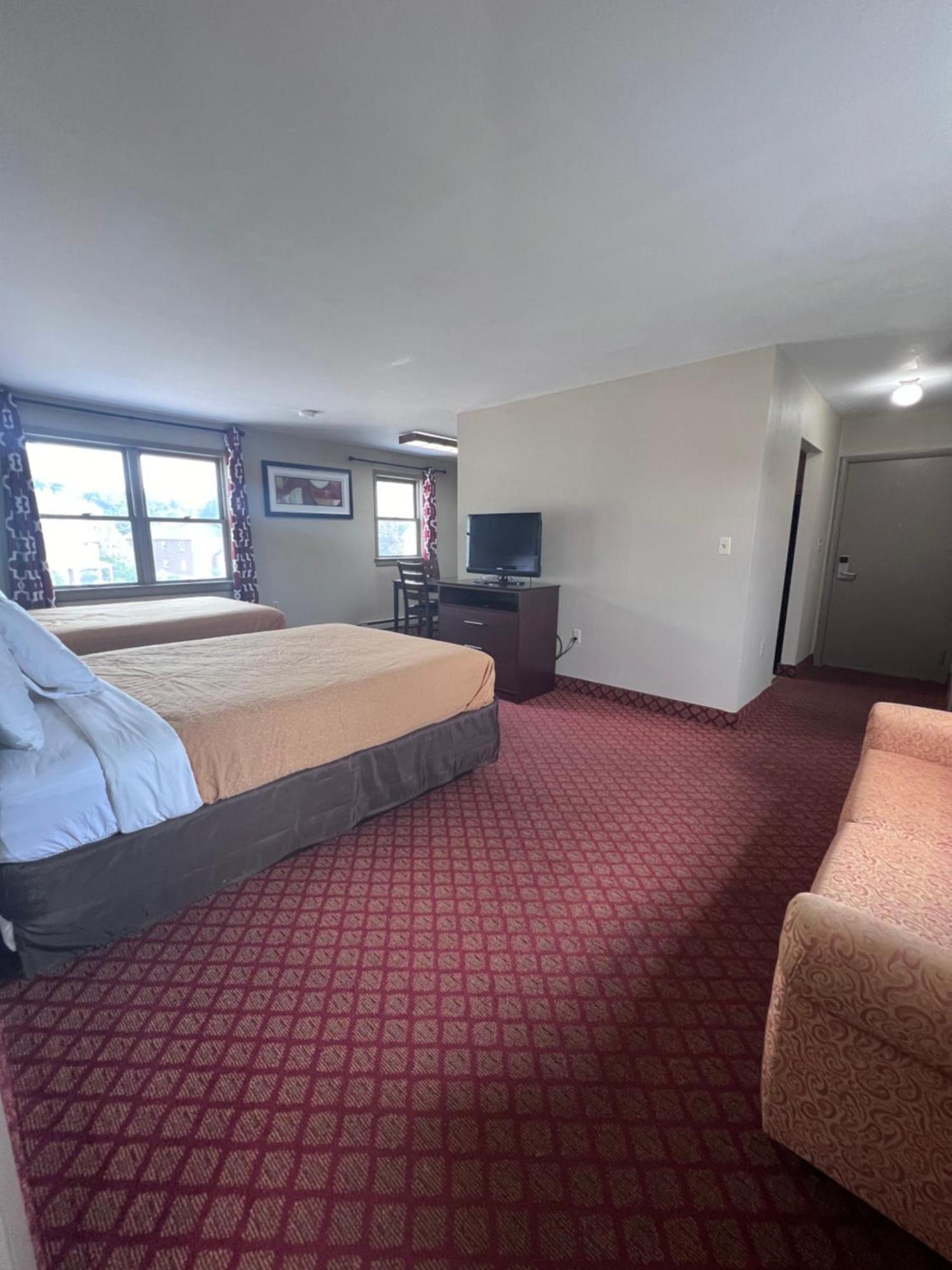 King Suite One King Bed Two Double Beds Non Smoking