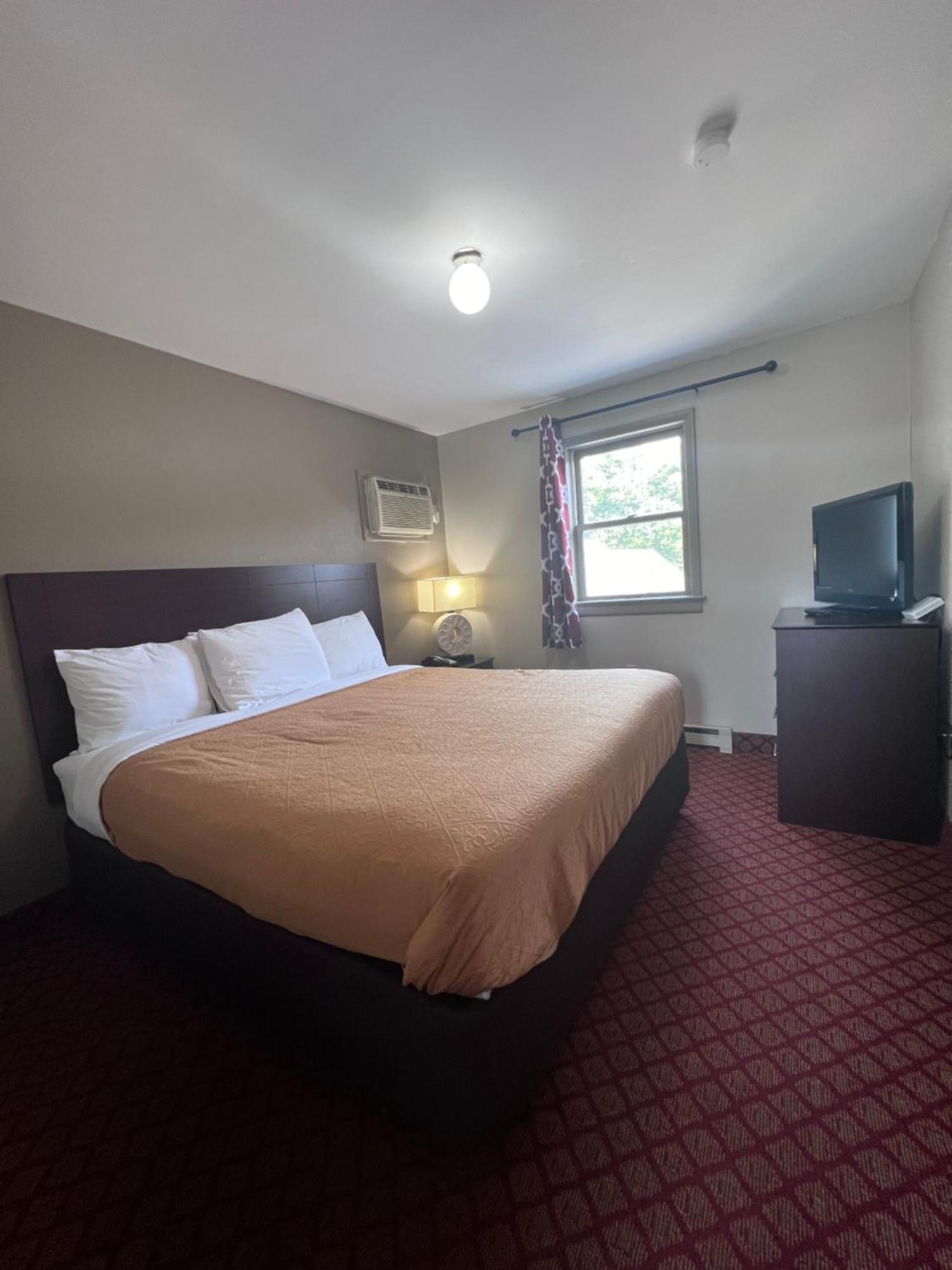 King Suite One King Bed Two Double Beds Non Smoking