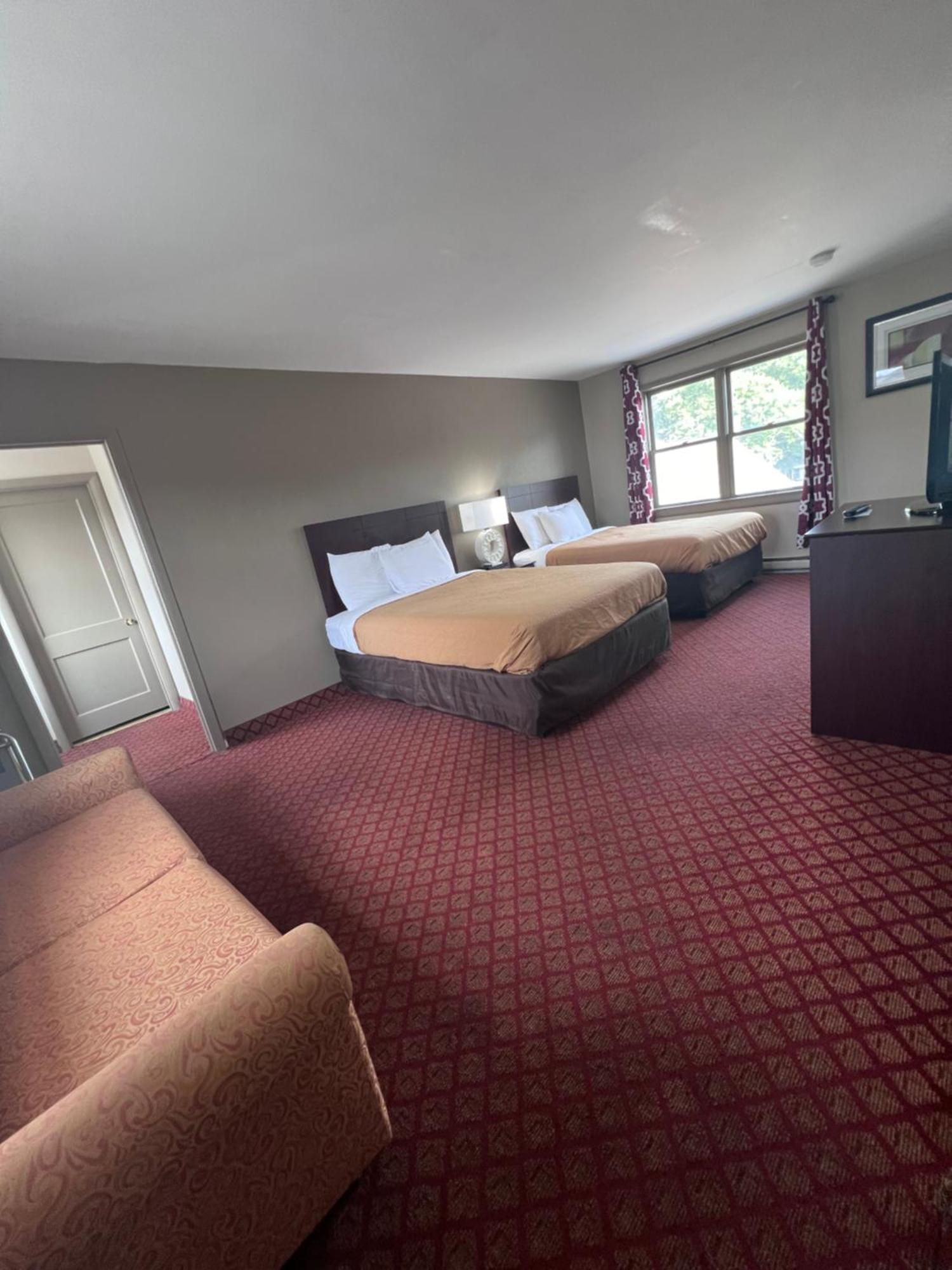 King Suite One King Bed Two Double Beds Non Smoking