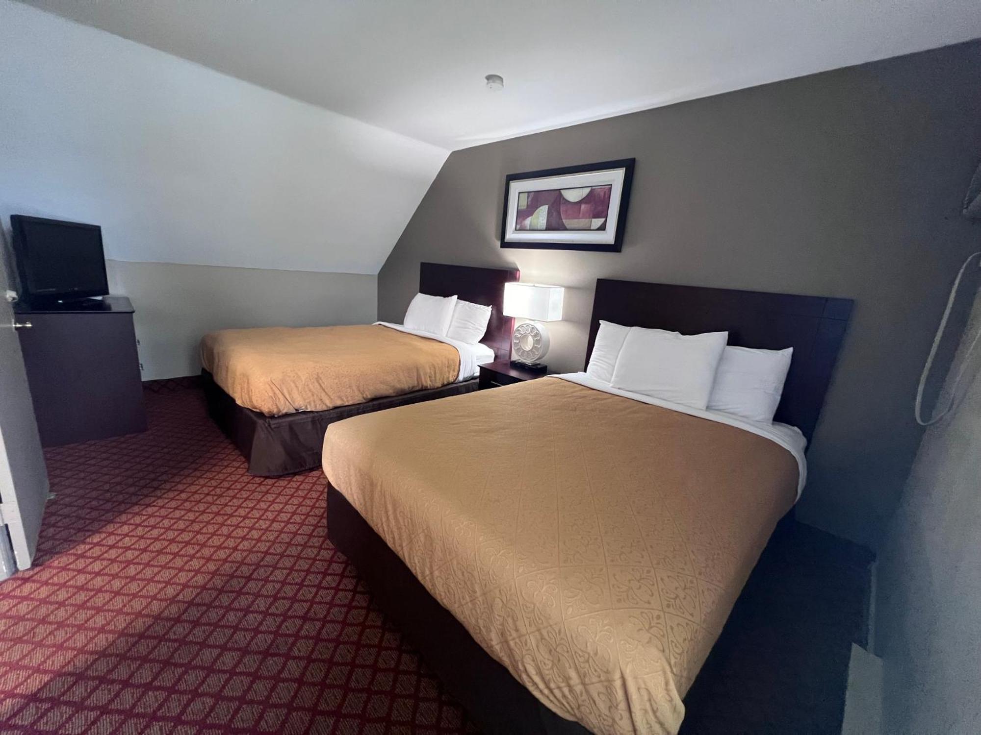 Queen Suite One Queen Bed Two Double Beds Non Smoking