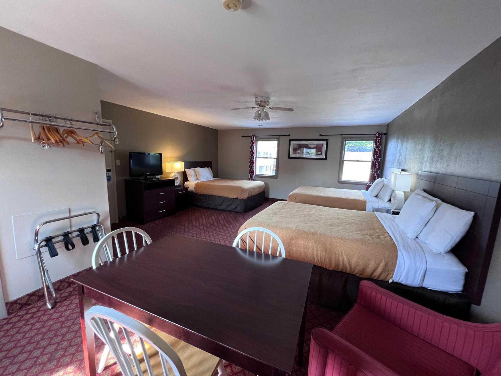 Queen Suite Two Queen Beds One Double Bed Non Smoking