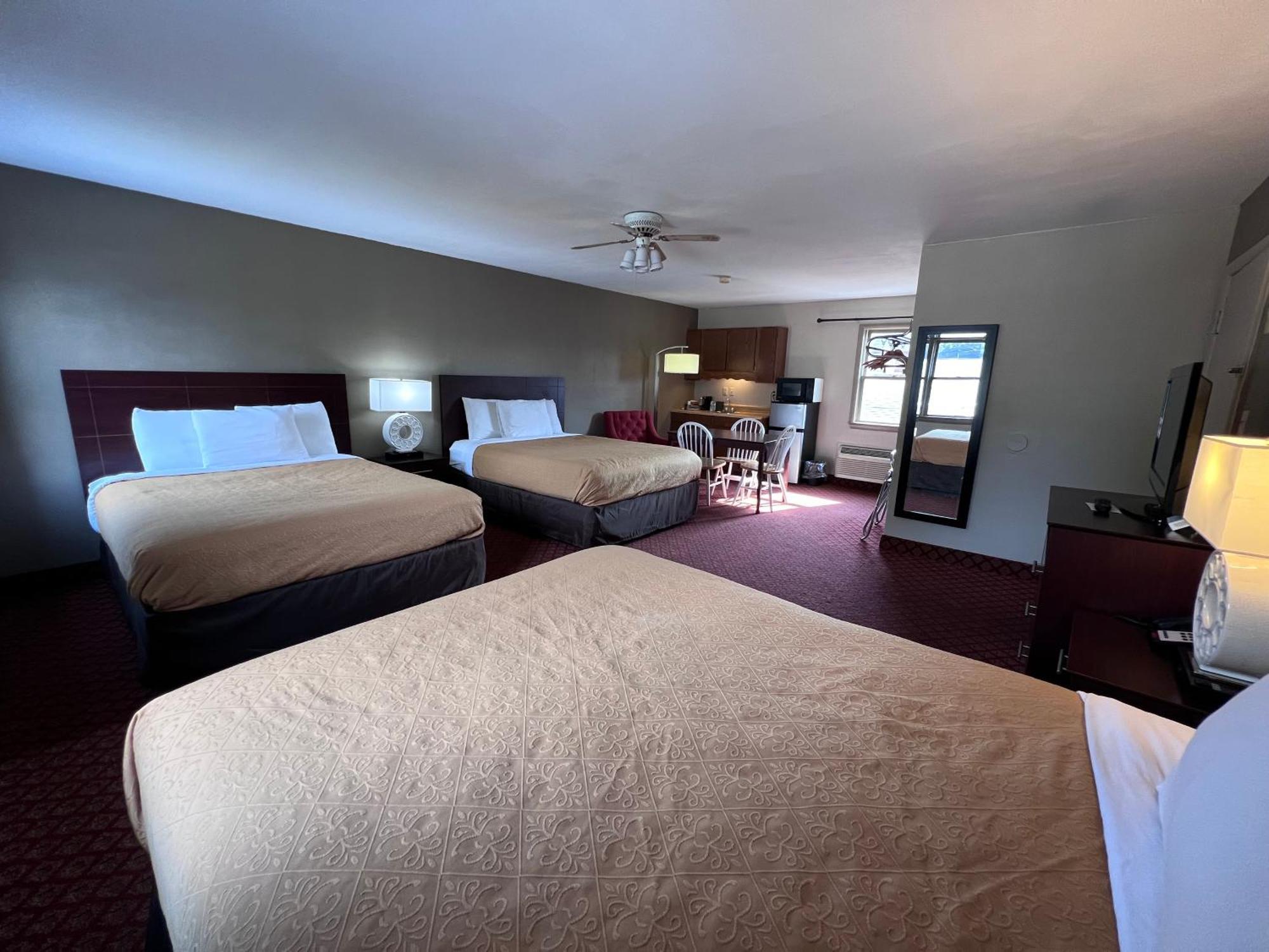 Queen Suite Two Queen Beds One Double Bed Non Smoking