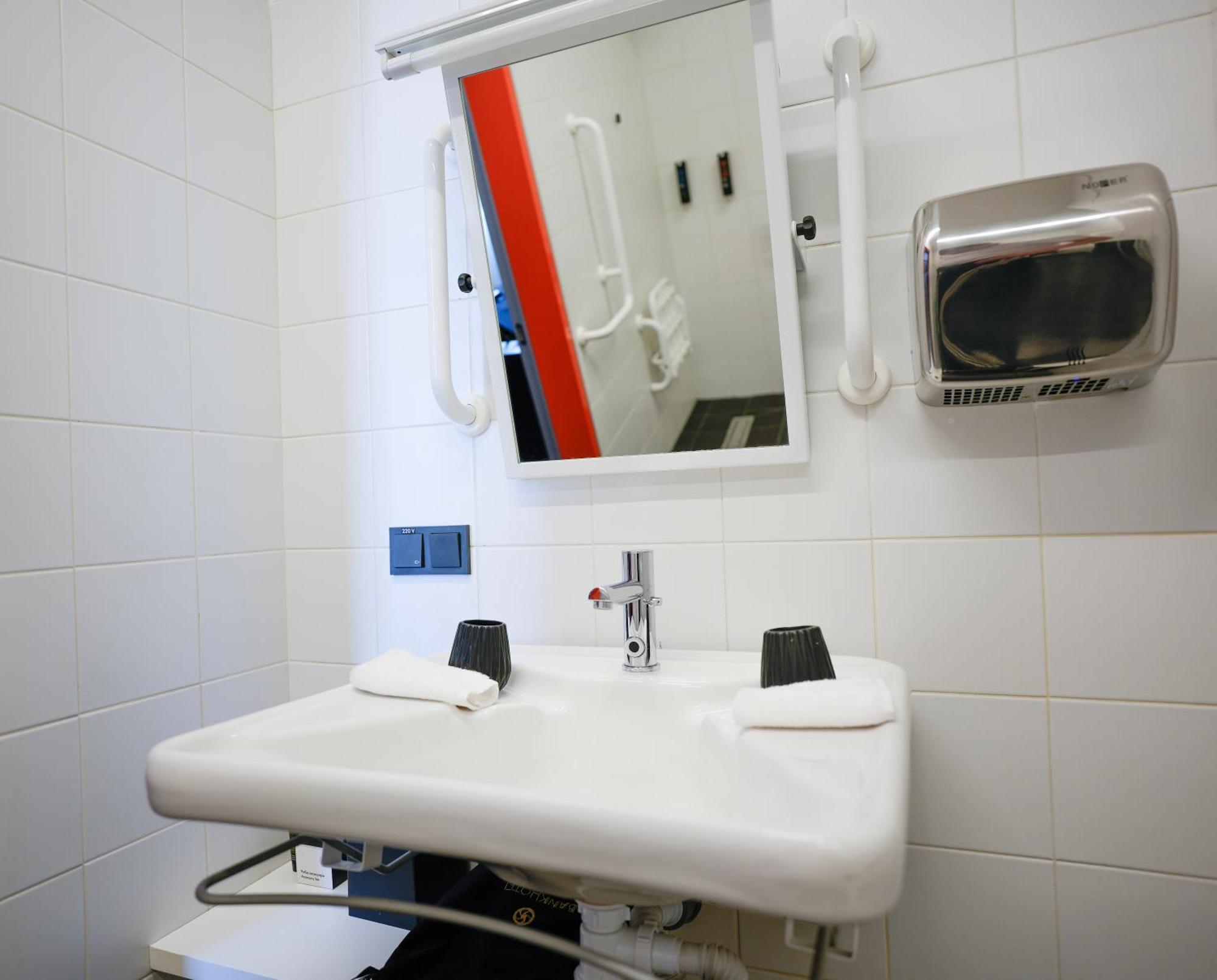 King Room Roll Shower Disability Access