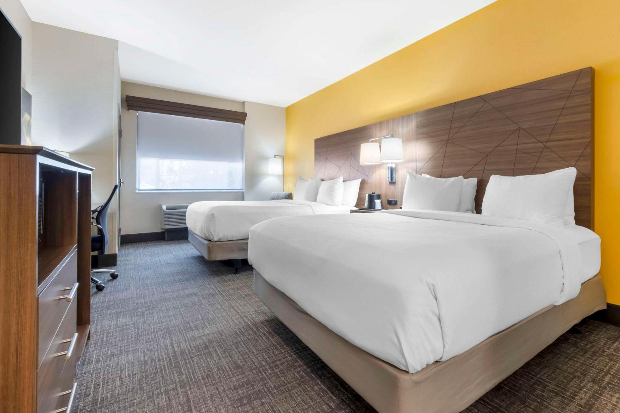 Quadruple Room with Two Queen Beds - Non Smoking