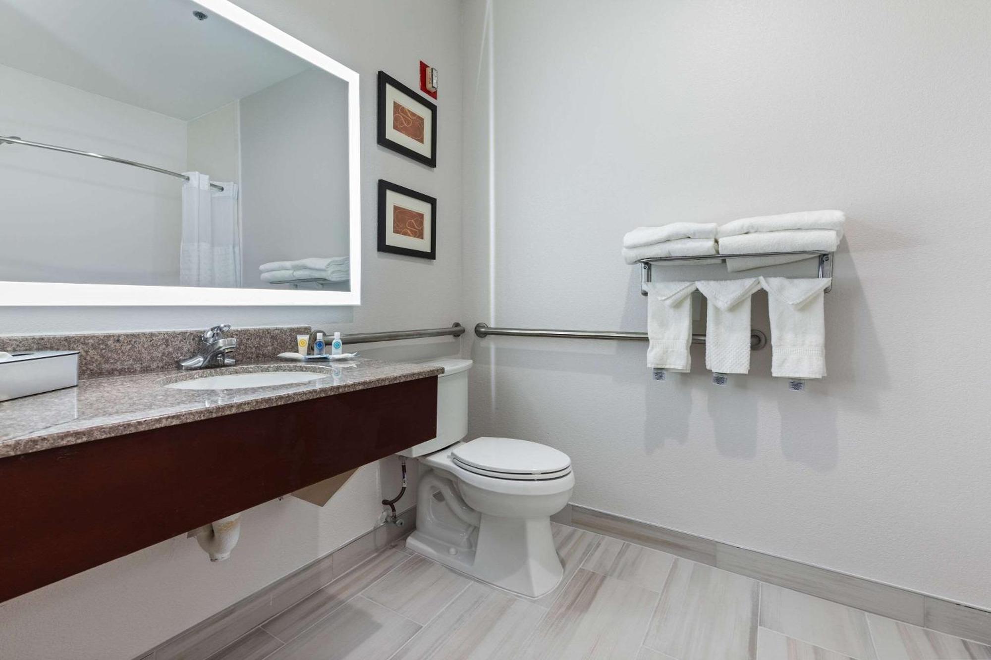 Queen Suite with Two Queen Beds - Accessible/Non-Smoking
