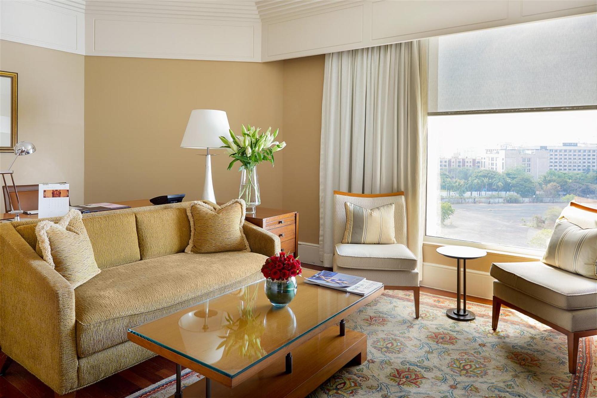 Executive Suite Bathtub Complimentary Airport transfer Lounge Accesscomplimentary usage of meeting room two hours per