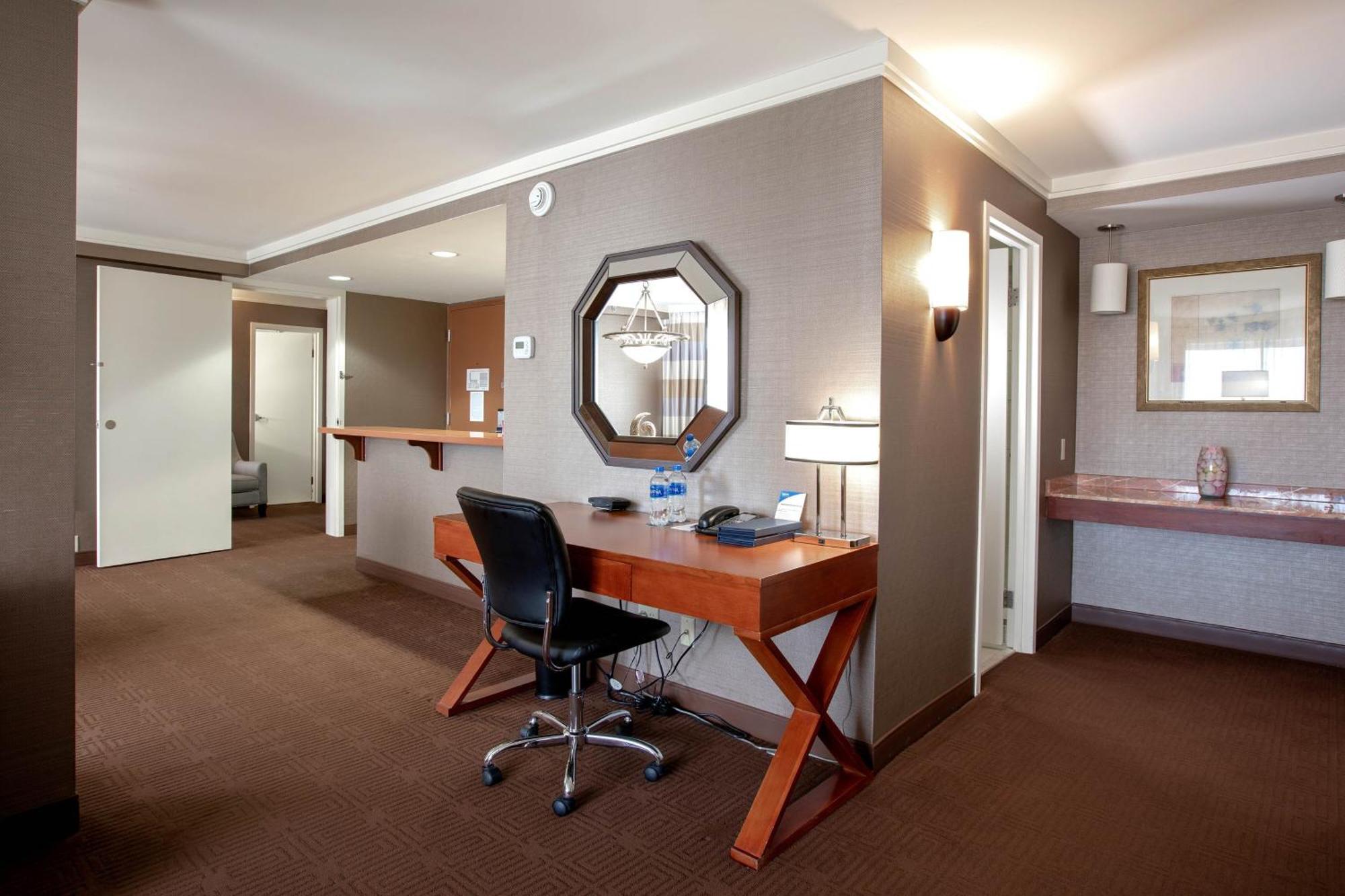 Concierge level, Suite, 1 King or 2 Queen