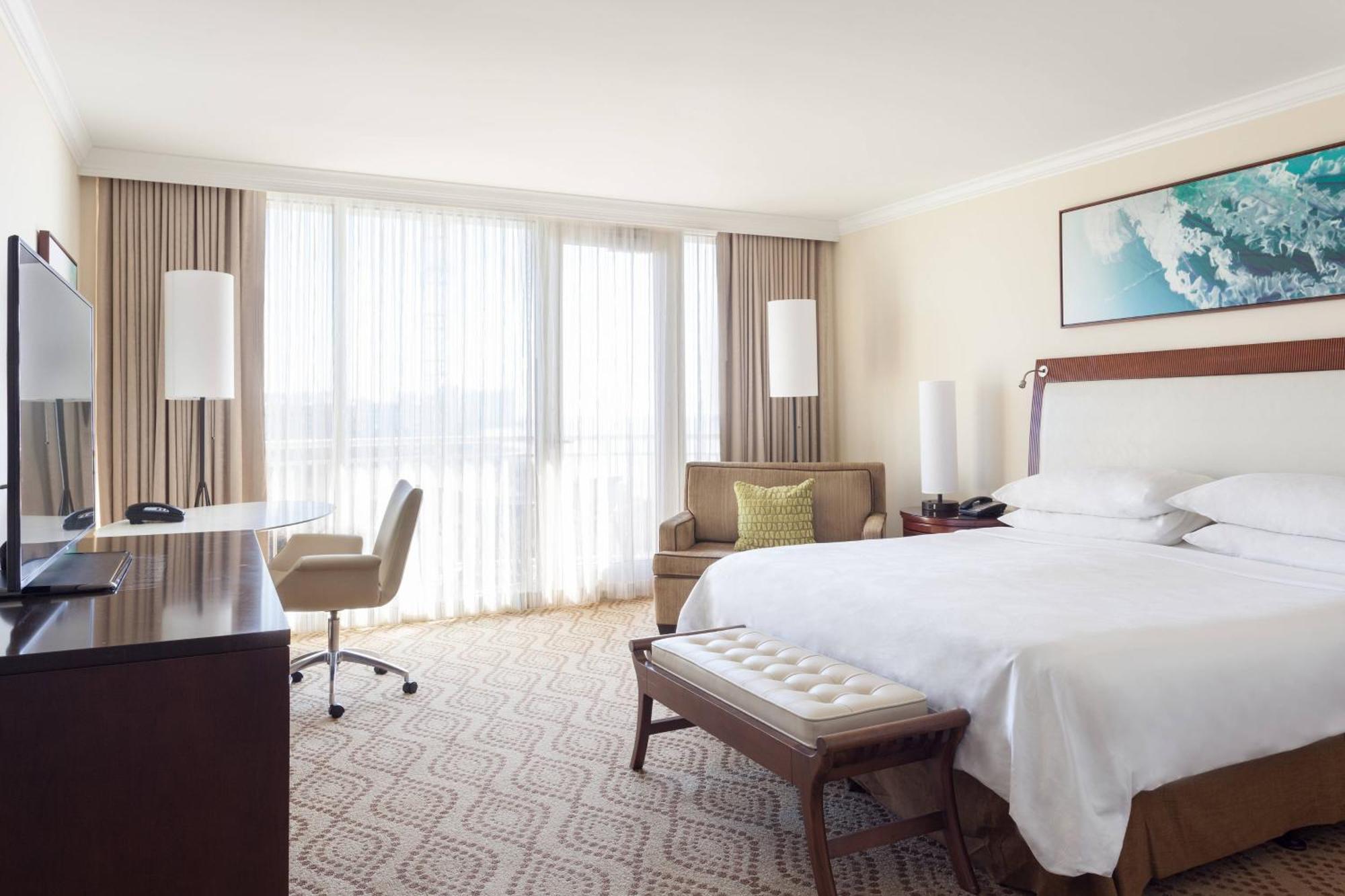Zimmer mit 1 Kingsize-Bett, Balkon und Pool- und Golfblick