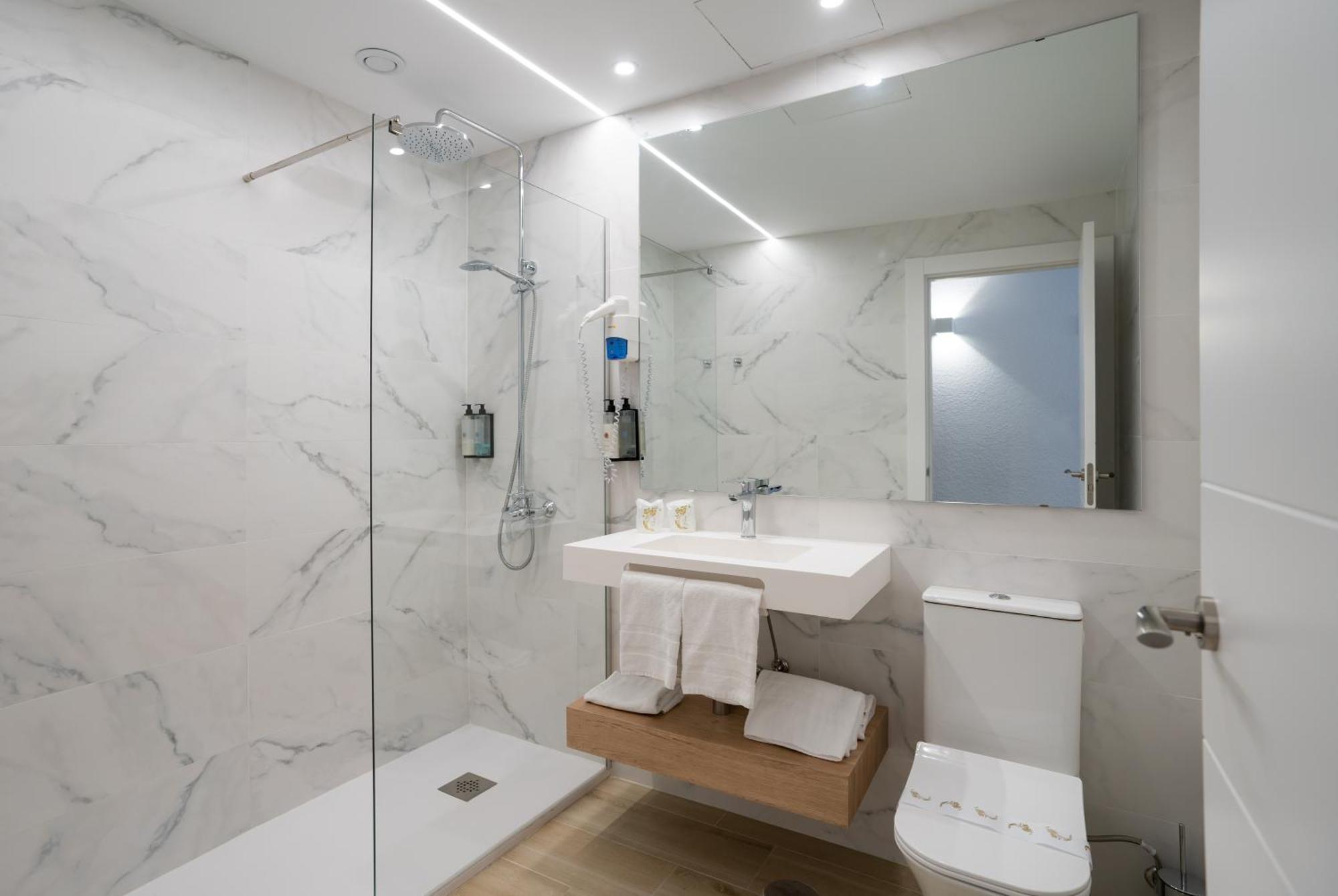 Chambre Triple Supérieure - Vue sur Piscine (3 Adultes)