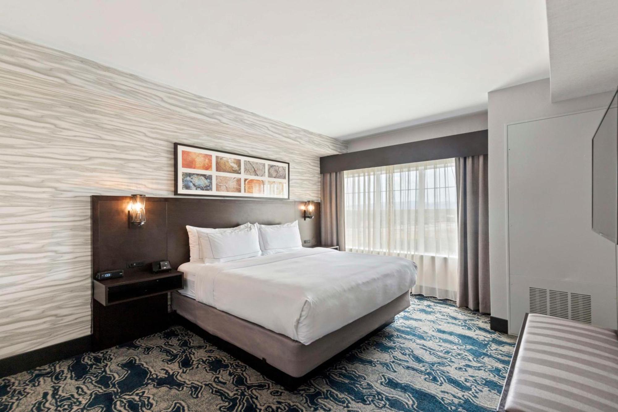 King Suite with Mountain View