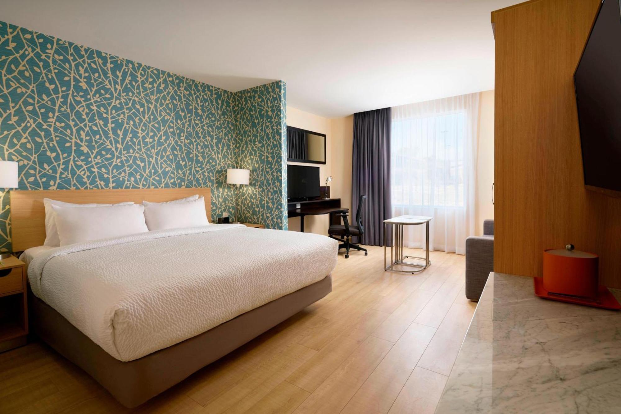 Habitación Doble Superior con sofá cama y cama grande