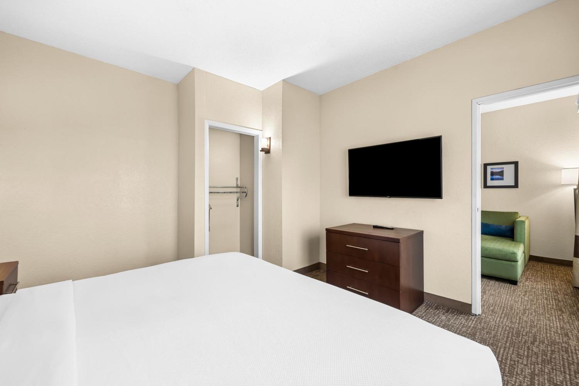 King Room with Tub - Disability Access/Non Smoking/Pet Friendly