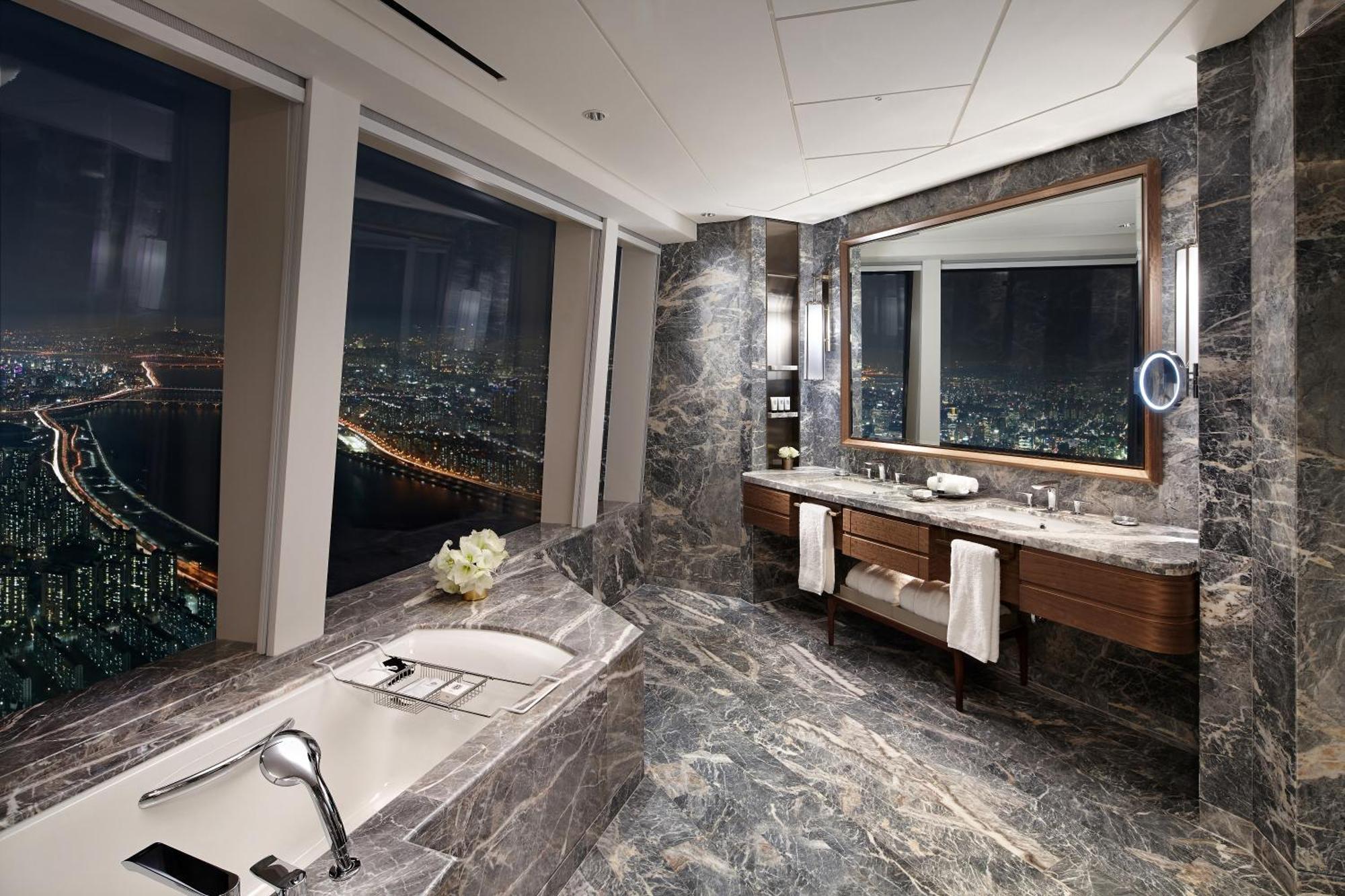 Premier Suite Twin Scenic Bath
