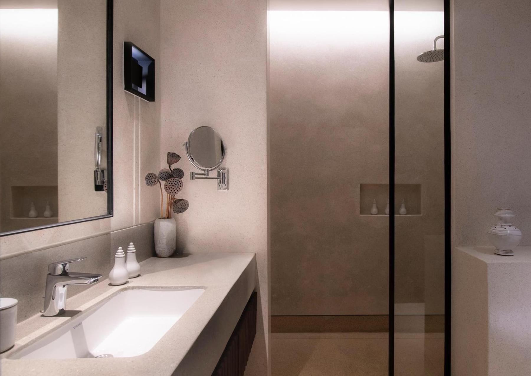 Deluxe Urban King Room