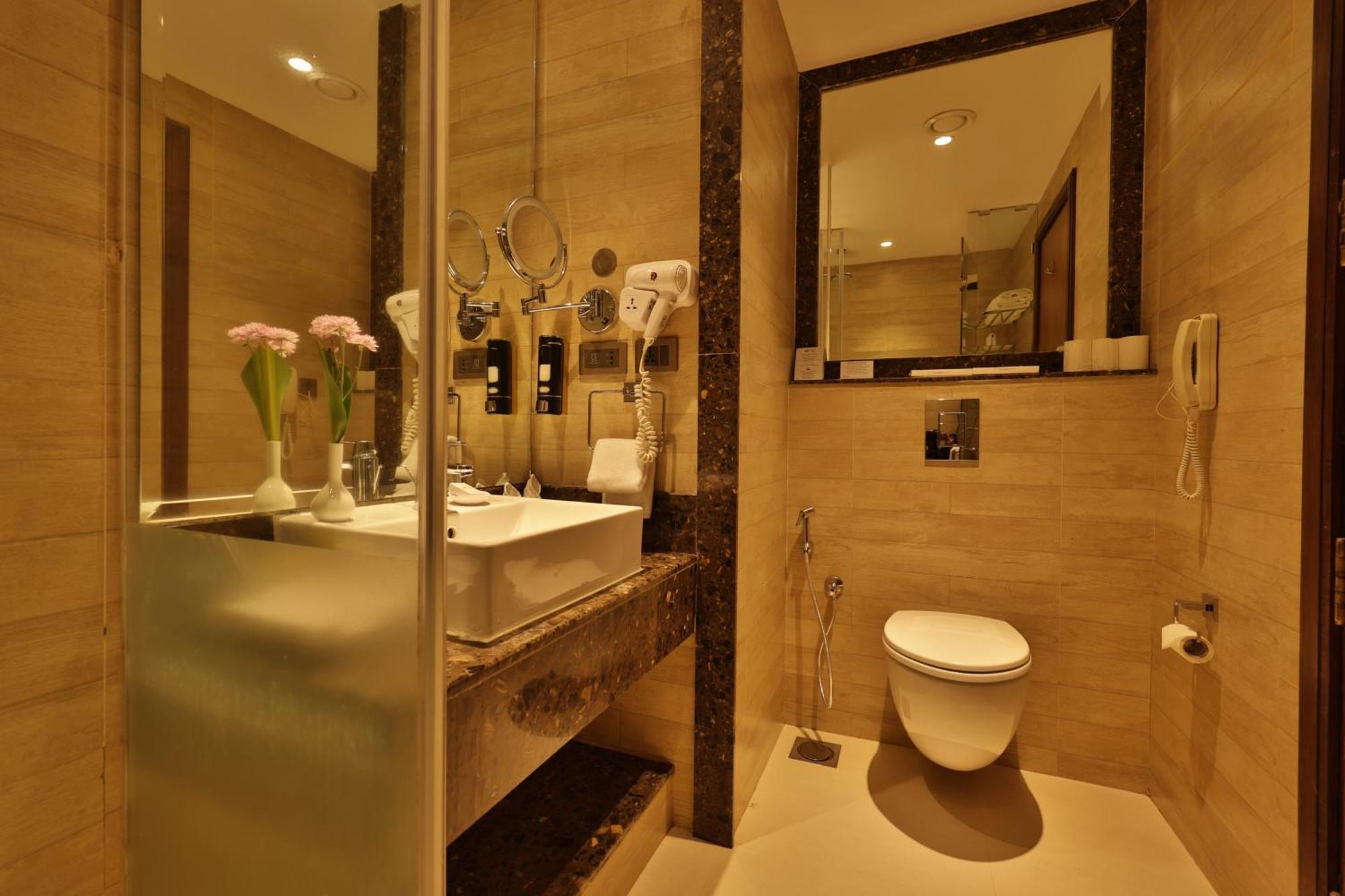 Standard Tropic Green Room with Partial Mountain View