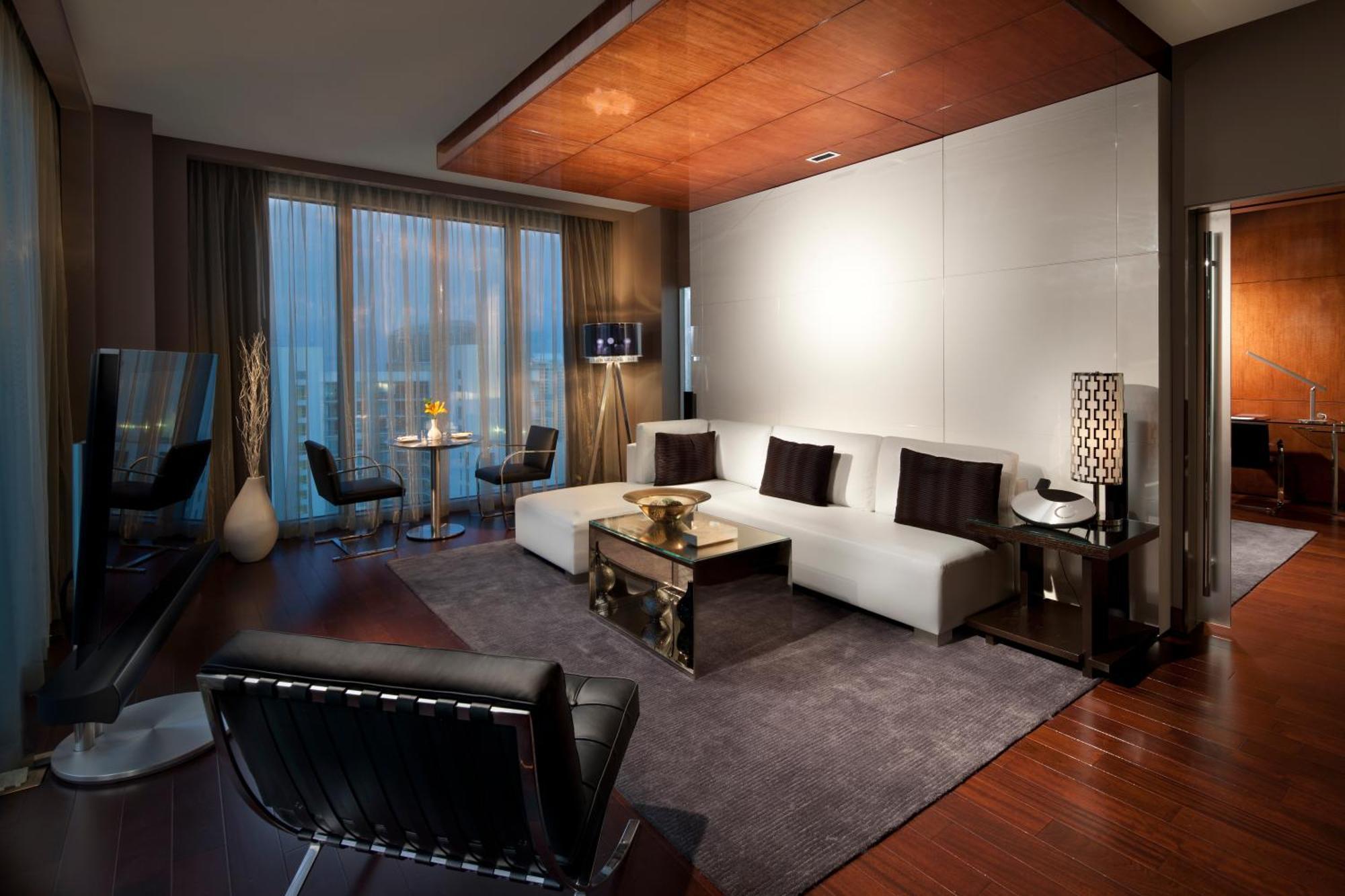 Warhol 1 Bedroom Suite 1 King Corner room
