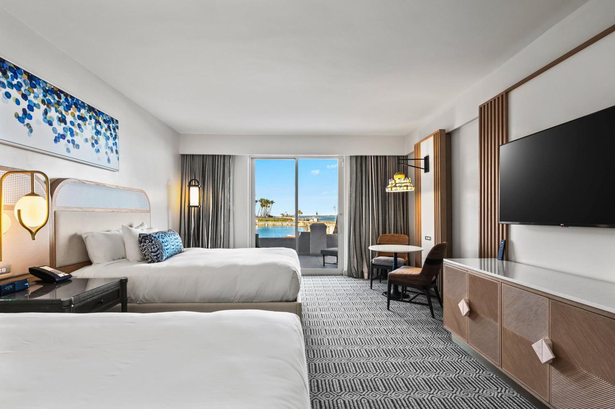 Deluxe Zimmer mit Queensize-Betten, Meerblick und Aussicht auf den Yachthafen