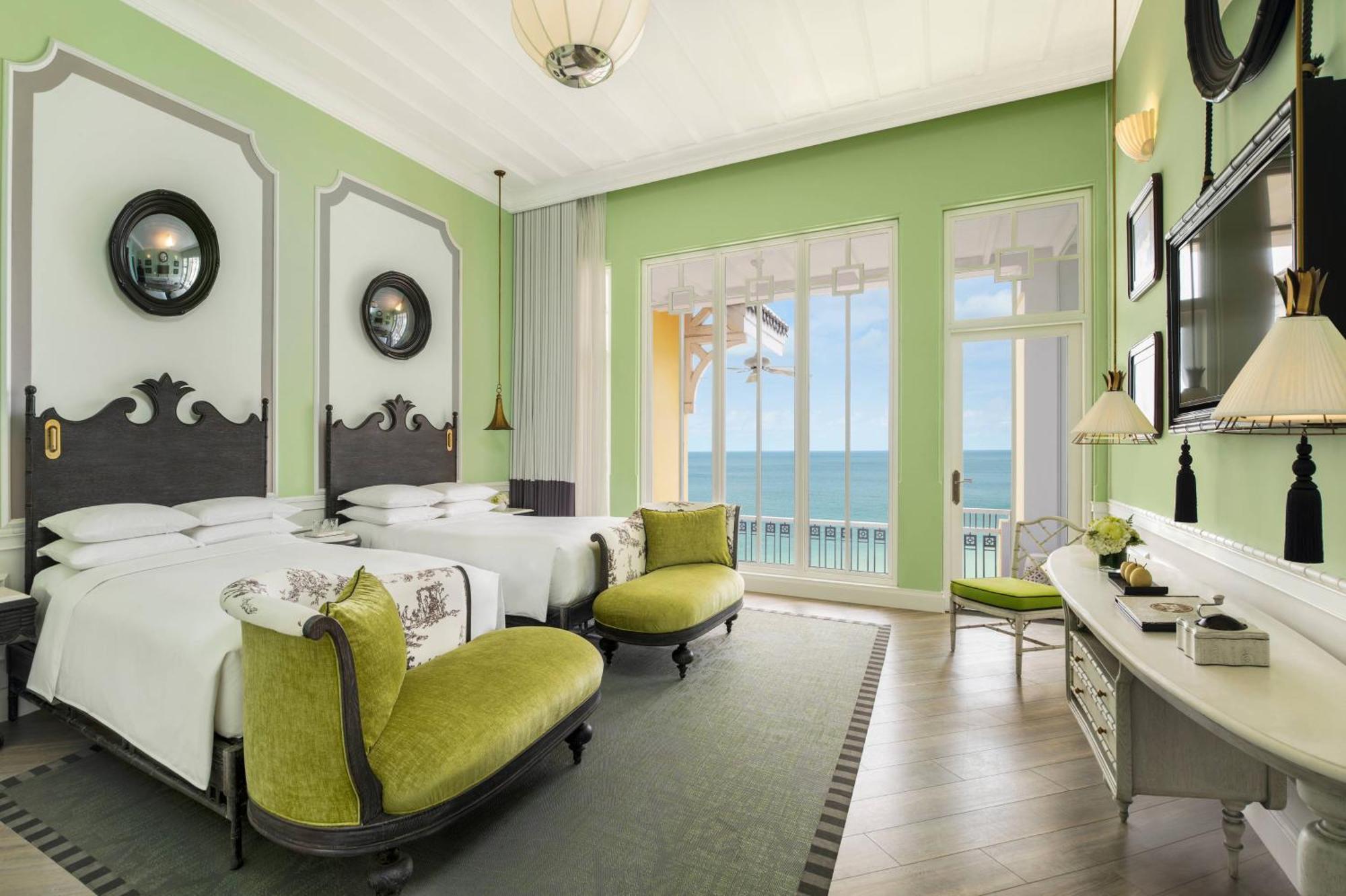 Zimmer Emerald Bay mit 2 Doppelbetten, Meerblick und Balkon